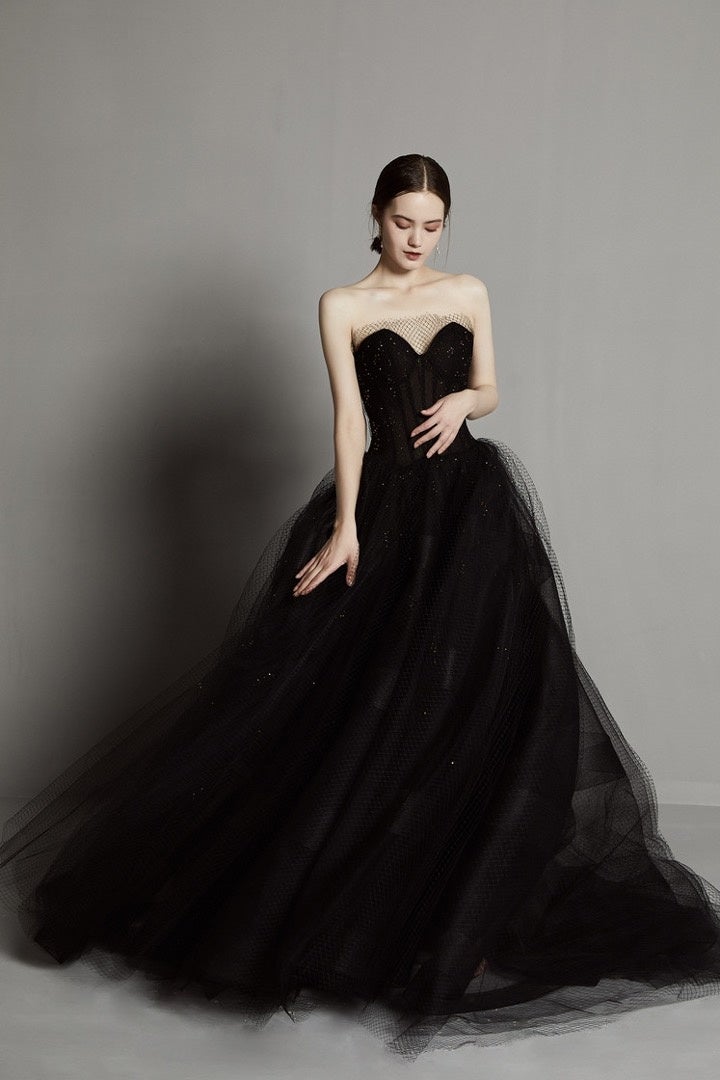 Aラインのブラック系ドレス