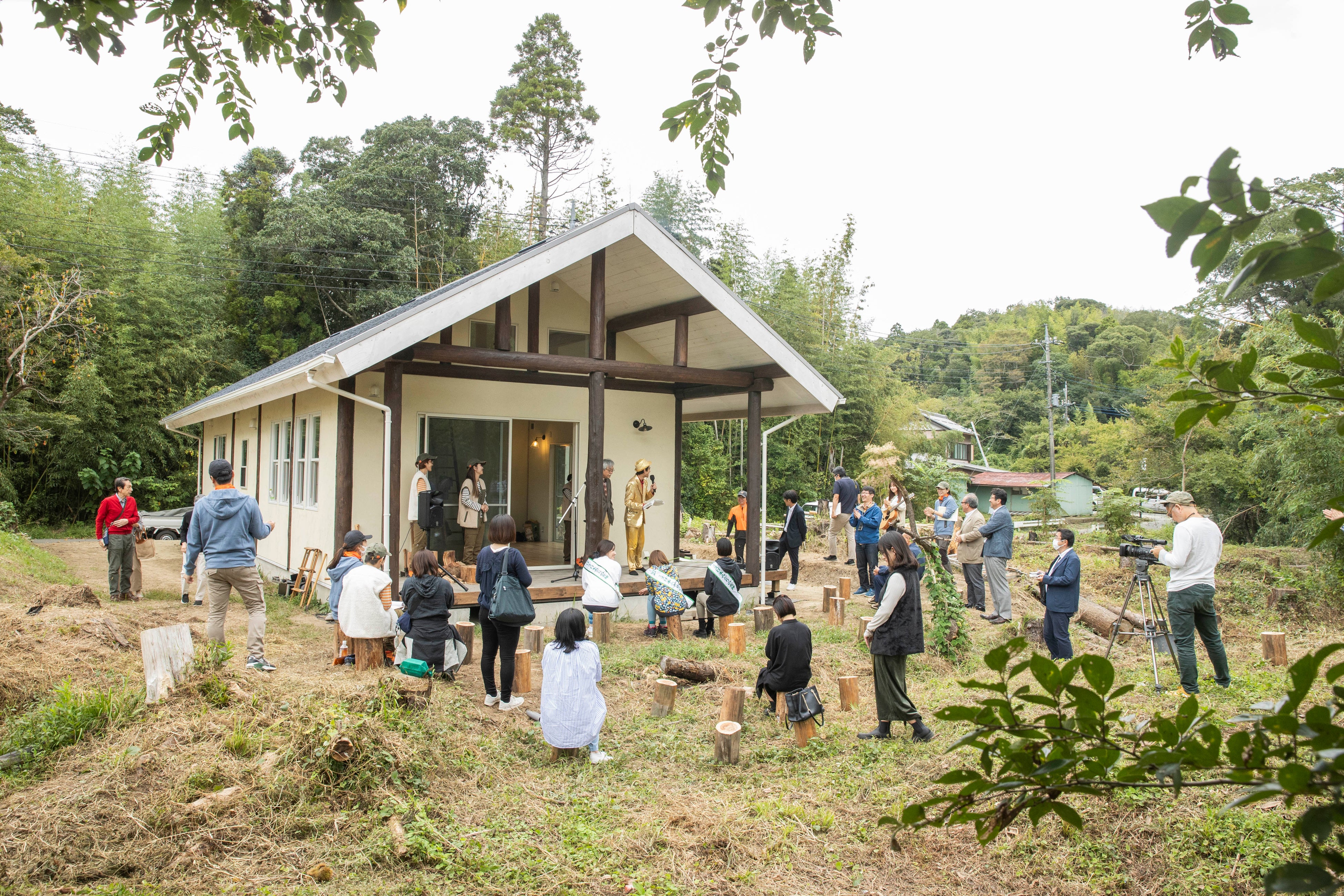 およそ50名が参加した竣工式