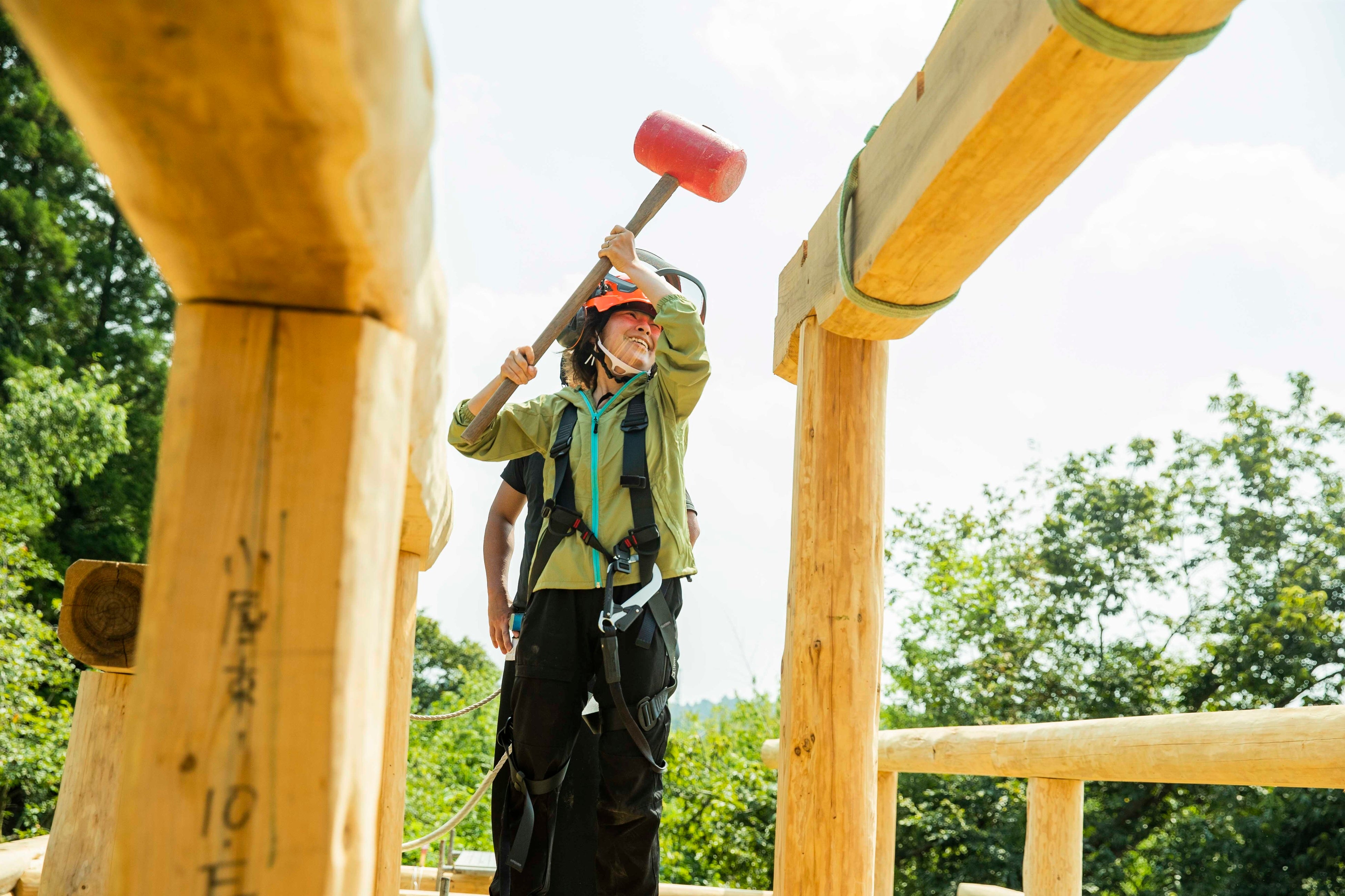 木材を組み上げる（上棟）の様子
