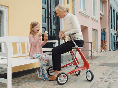 世界を夢中にする歩行器 ”byACRE カーボン・ウルトラライト” に