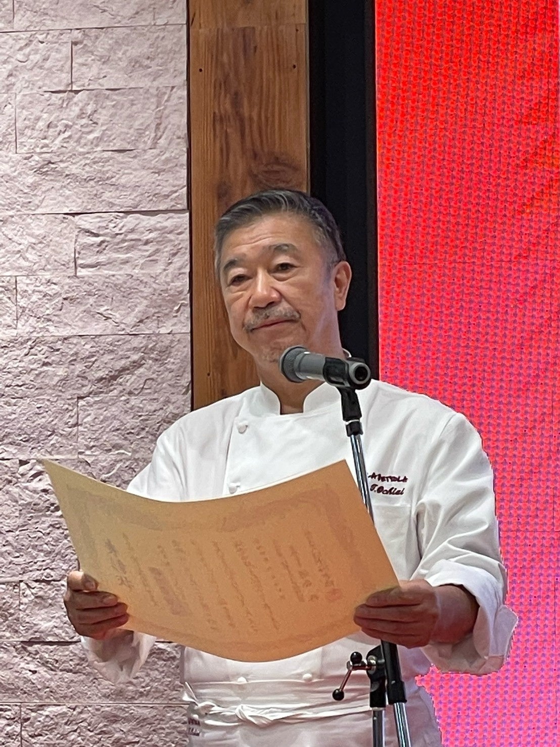 ベスト海老料理大賞授与　落合務シェフ