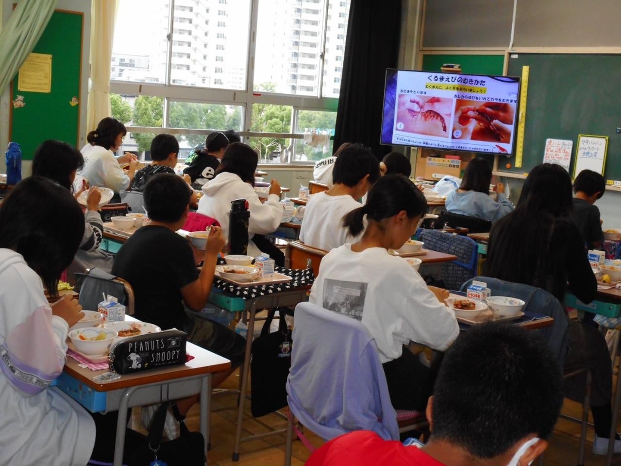 学校給食の様子２
