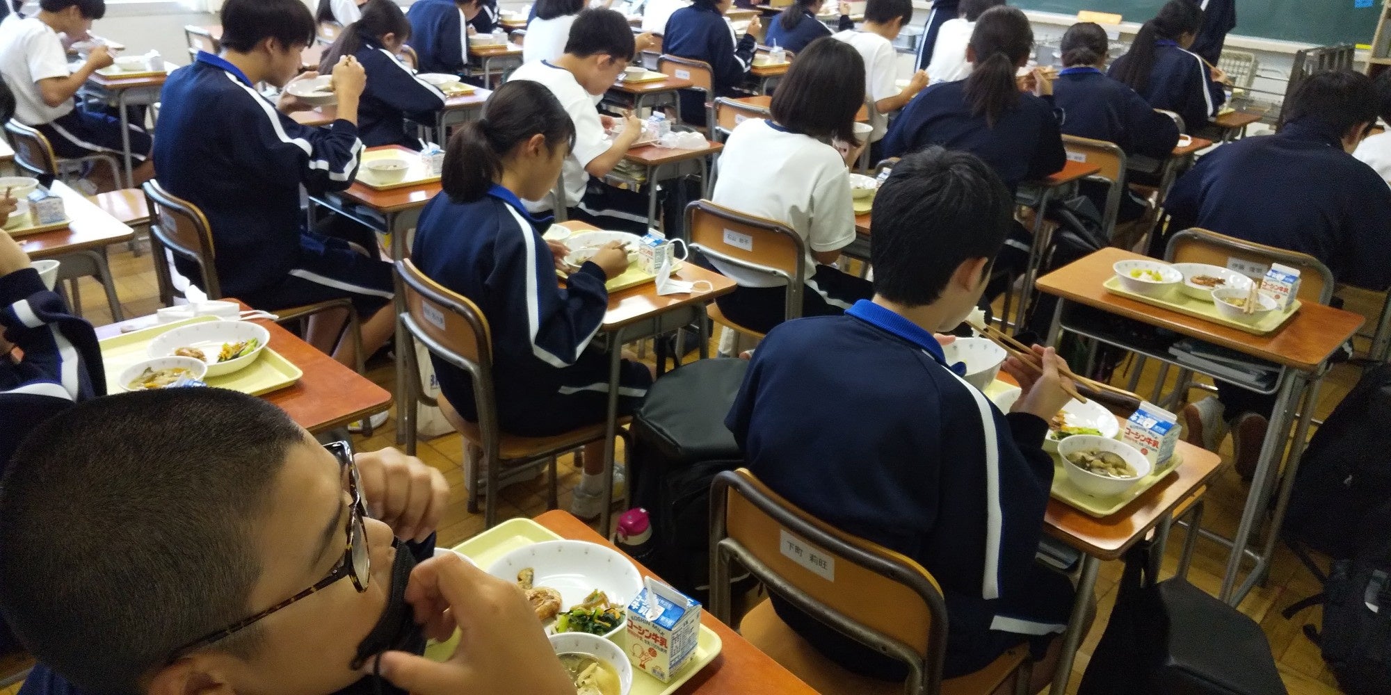 学校給食の様子１