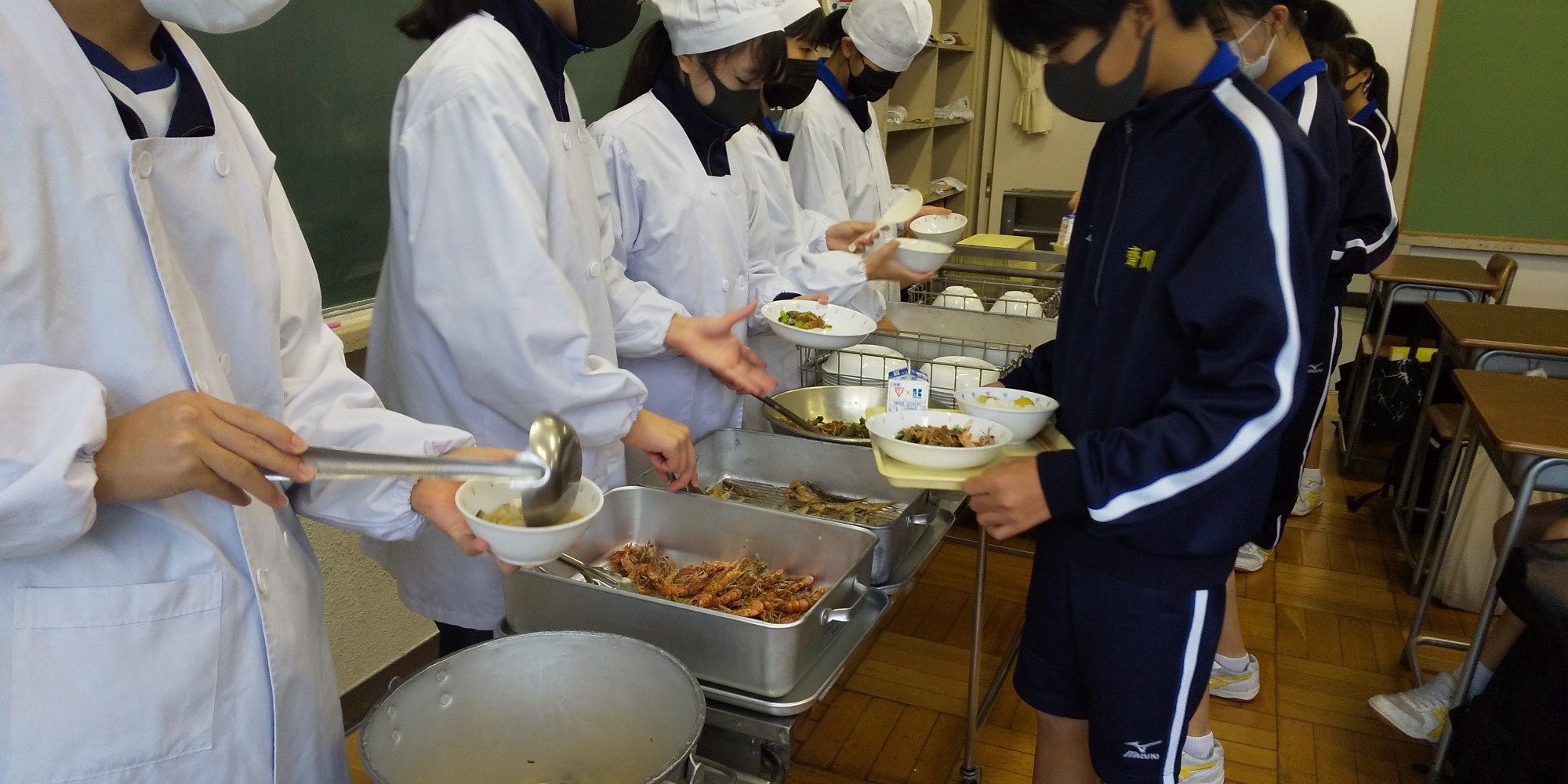 学校給食の様子３