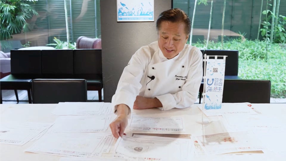 「トゥーランドット臥龍居」脇屋友詞シェフ 絵の選定中