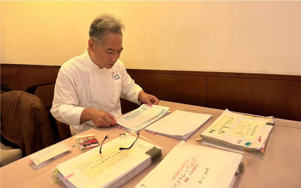 「ピアットスズキ」鈴木弥平シェフ　絵の選定中