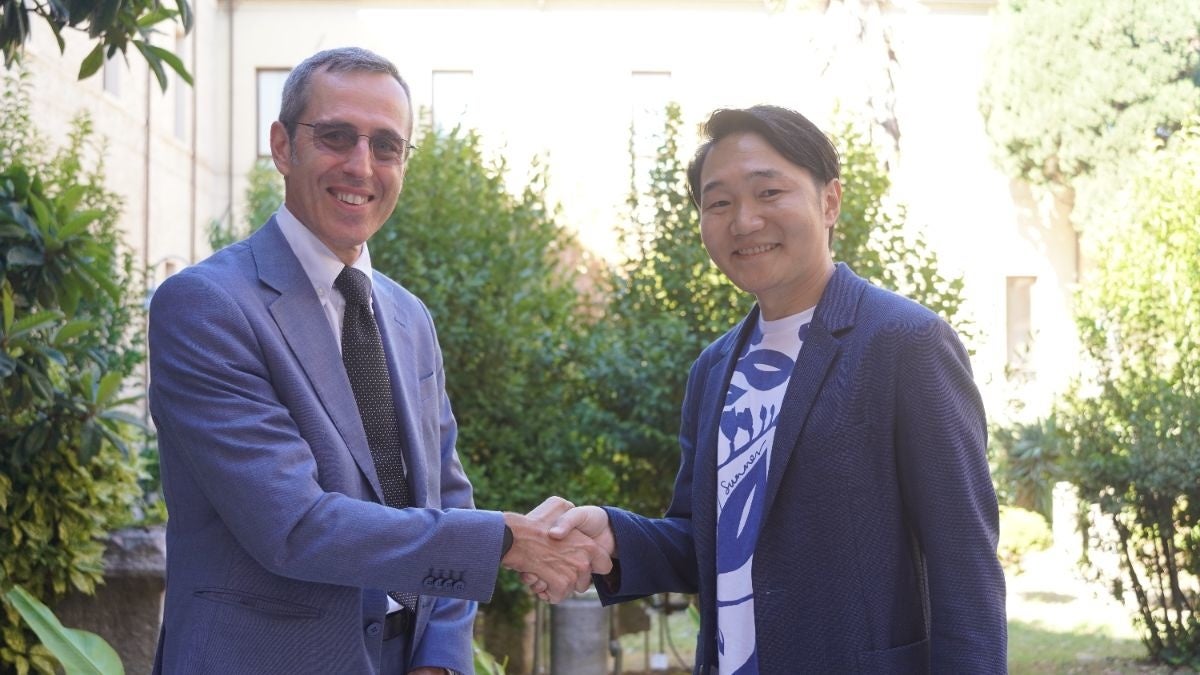 アンドレア・ベッルッツィ（Andrea Belluzzi）教育・文化・大学・研究・青少年政策長官（左）と株式会社一旗 代表取締役 東山武明（右）