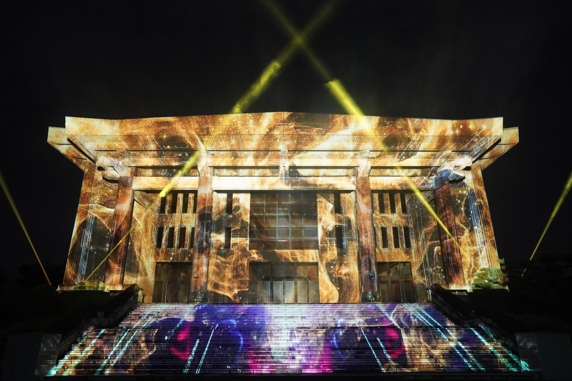 愛知学院大学学園祭100周年記念講堂で壮大なプロジェクションマッピングイベント開催中! 愛知学院大学学園祭100周年記念講堂で壮大なプロジェクションマッピングイベント開催中!