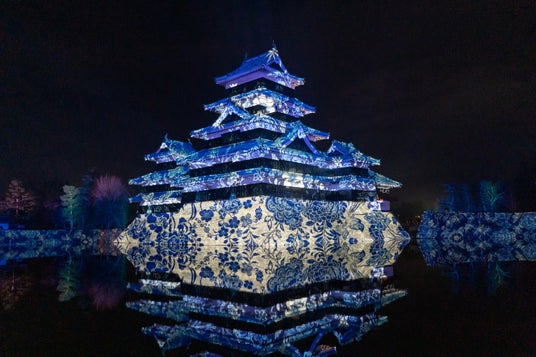 一旗プロデュース「国宝 松本城天守 プロジェクションマッピング 2025-2026」の第1期の公式記録映像を公開。「時を超える城 ~光の物語~」をテーマに松本市立博物館所蔵の錦絵などを投影。 一旗プロデュース「国宝 松本城天守 プロジェクションマッピング 2025-2026」の第1期の公式記録映像を公開。「時を超える城 ~光の物語~」をテーマに松本市立博物館所蔵の錦絵などを投影。