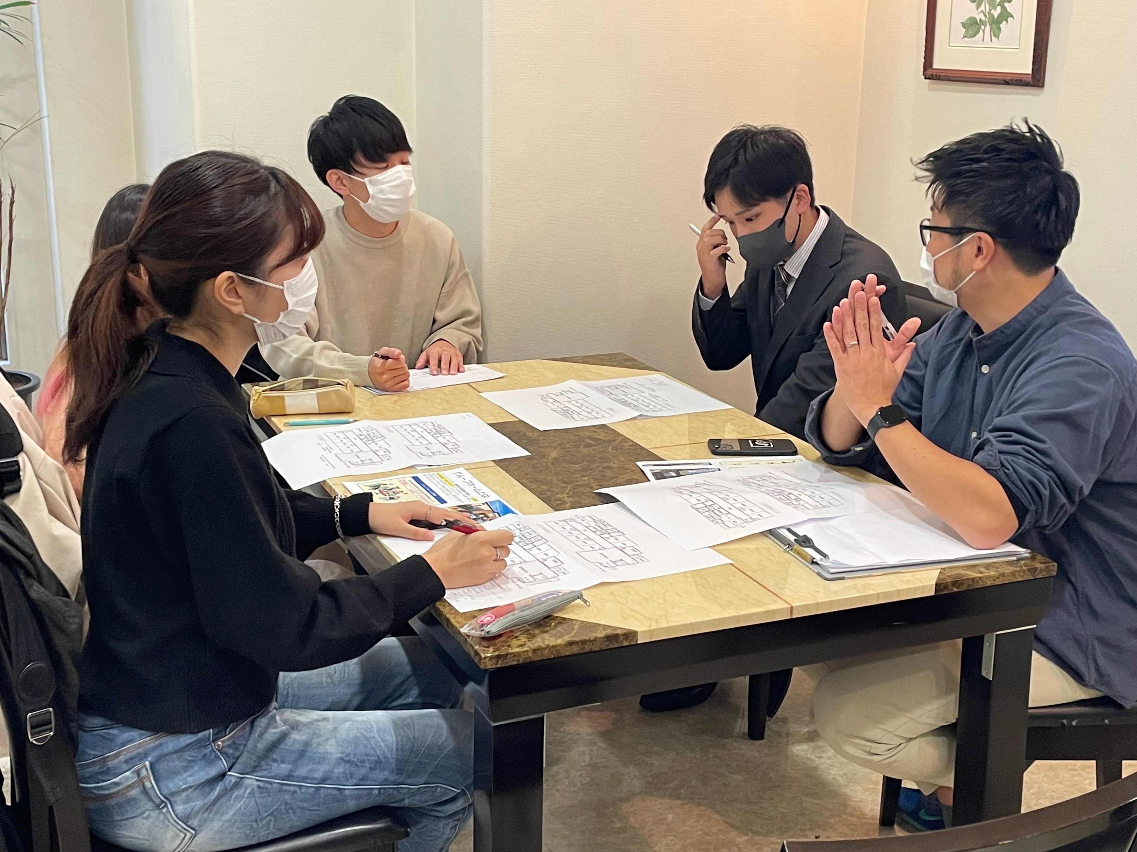 学生たちが意見を出す様子