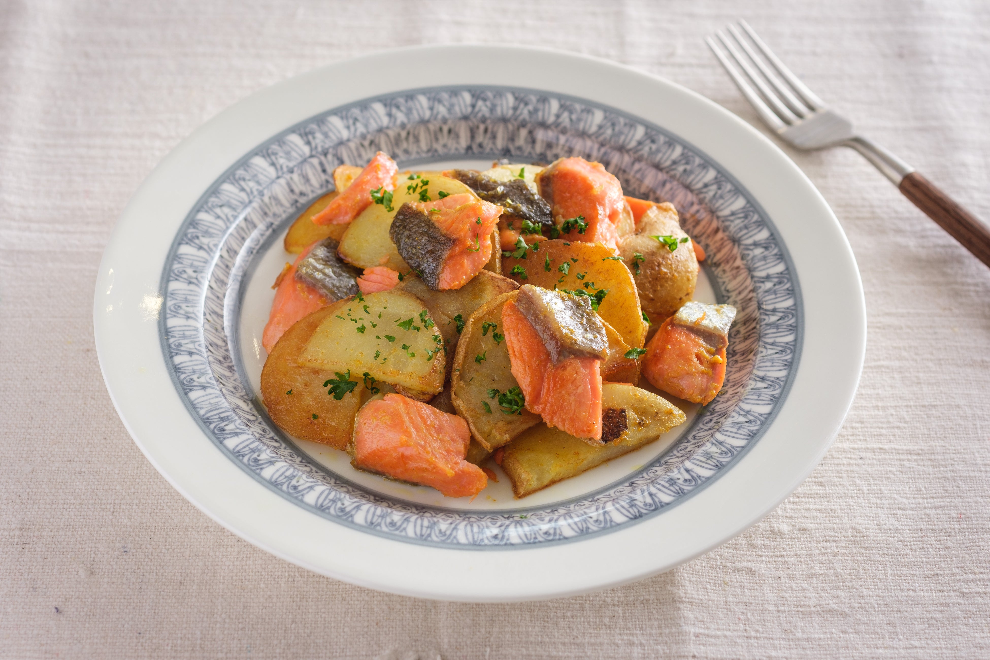 アラスカ産紅鮭とじゃがいものマヨカレー焼き