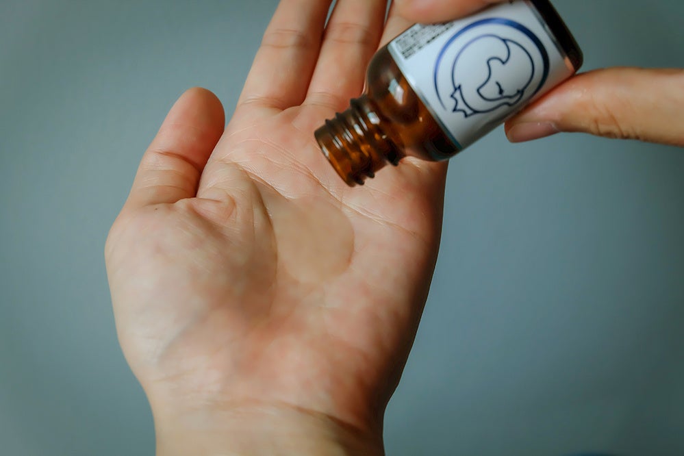 国産柚子のリラックスアロマ配合の、とろみのある夜用毛穴美容液です。