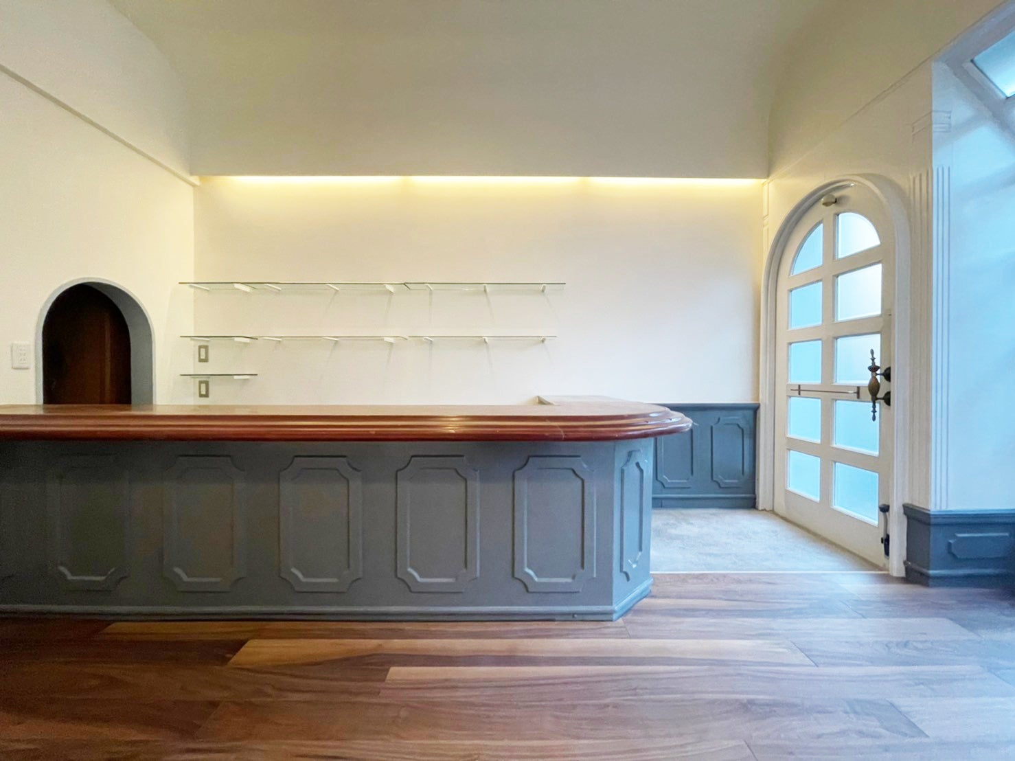 少しシンプルなアールヌーボーを彷彿させる店内