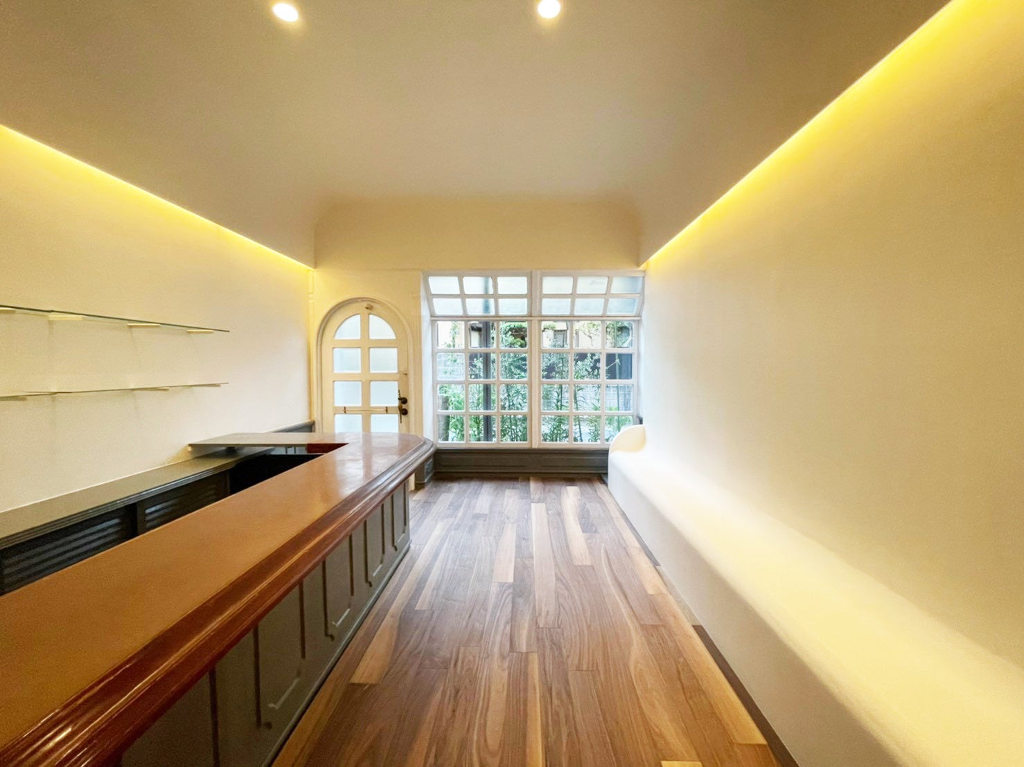 壁と一体化したなめらかな椅子