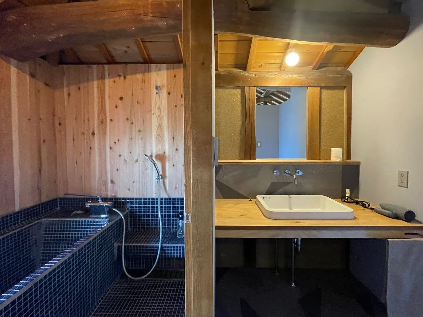 二階にあるお風呂場と洗面所