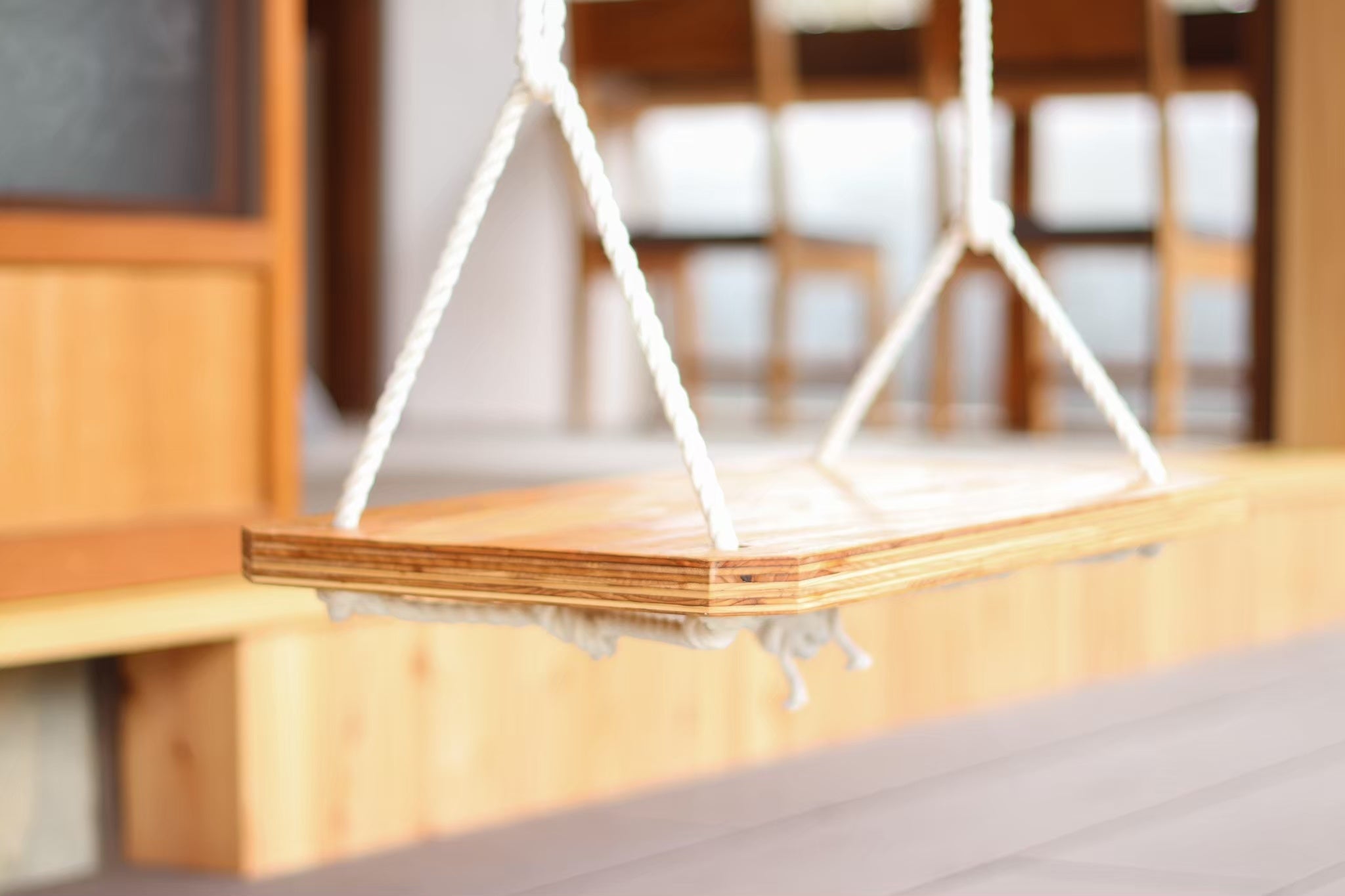 一棟目の外にあるブランコ