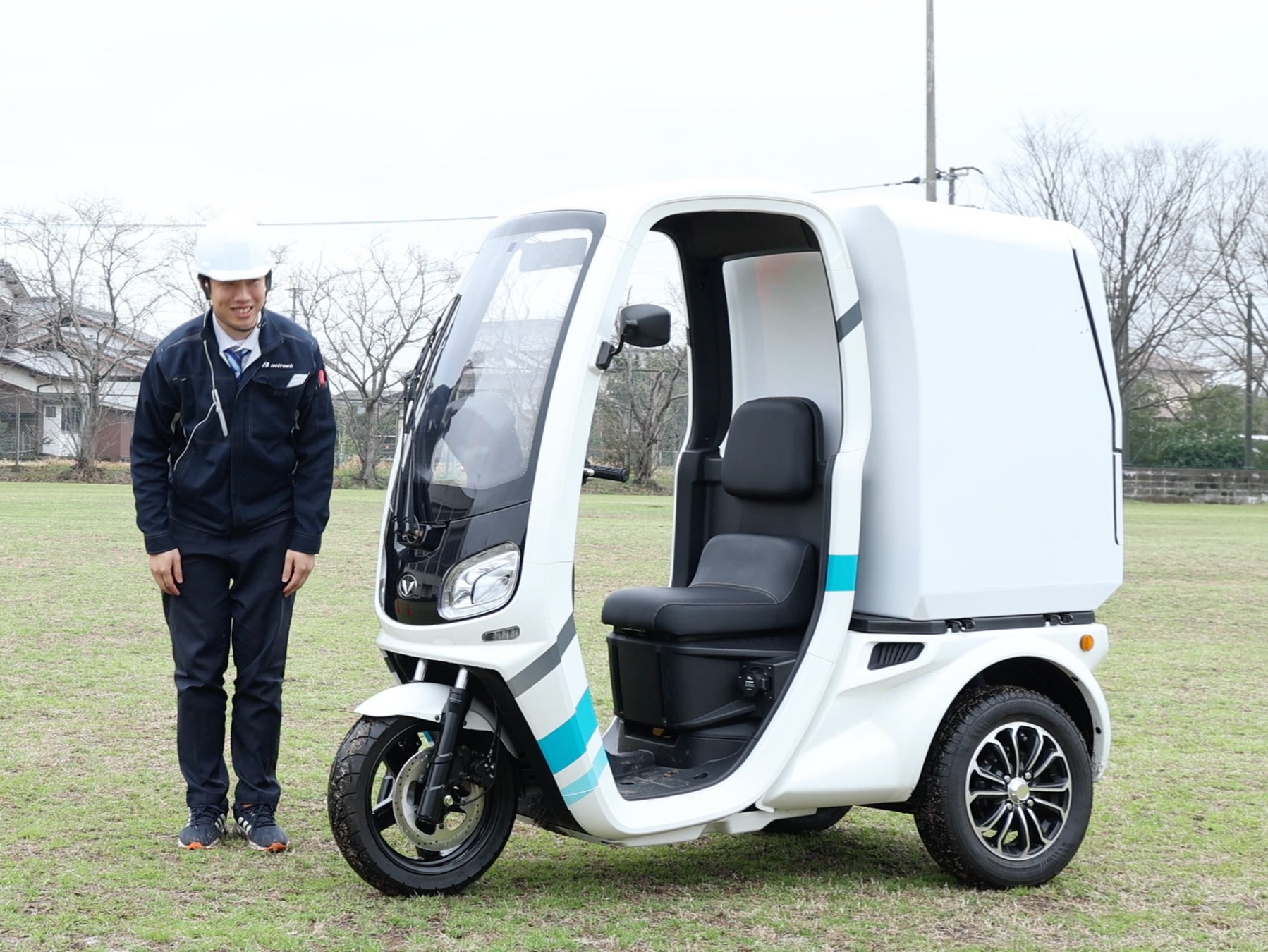 EV車両と⻄久⼤運輸倉庫担当スタッフ