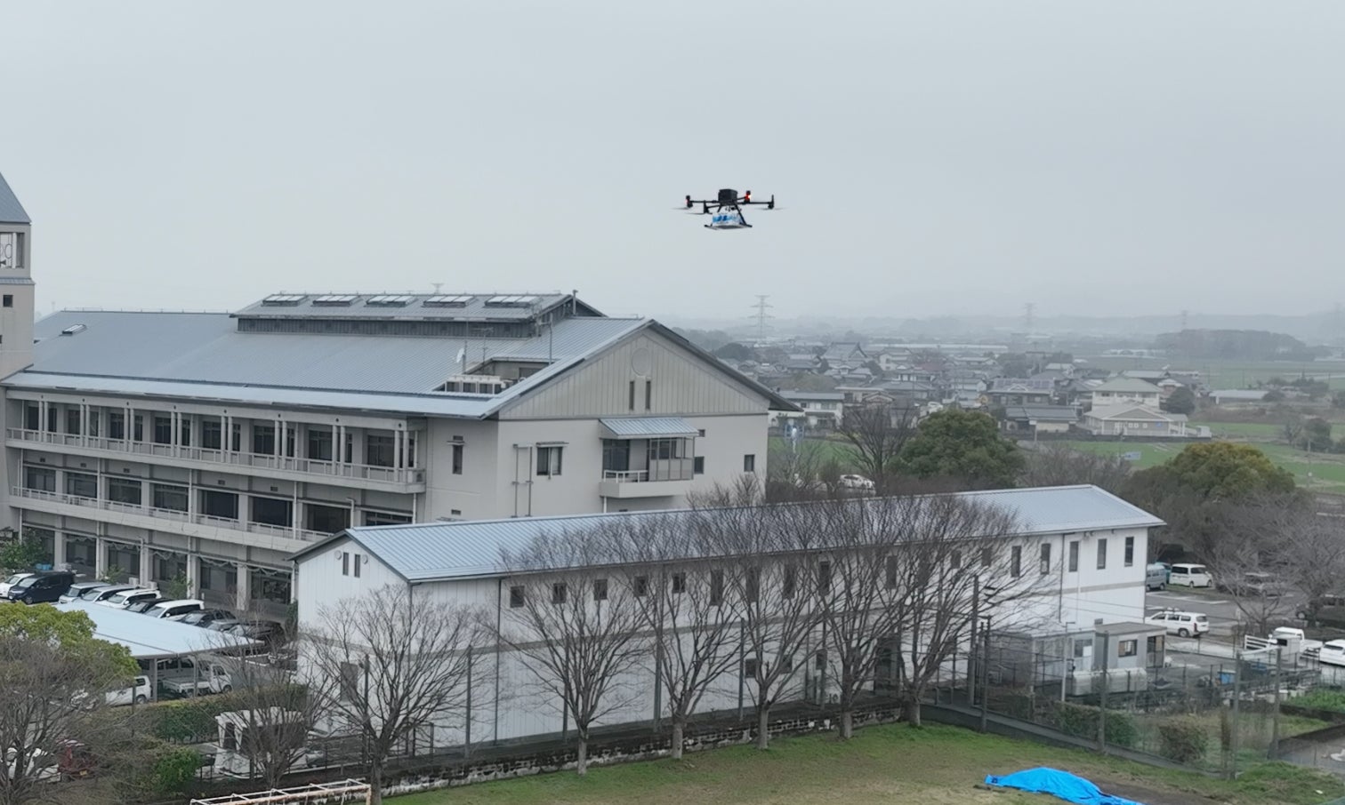 うきは市役所横のうきは市吉井体育センターの運動場から離陸