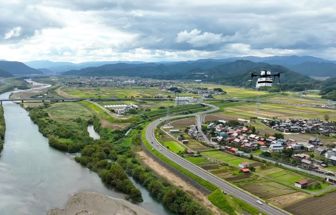第一回目の実験で河川上空を飛行するドローン