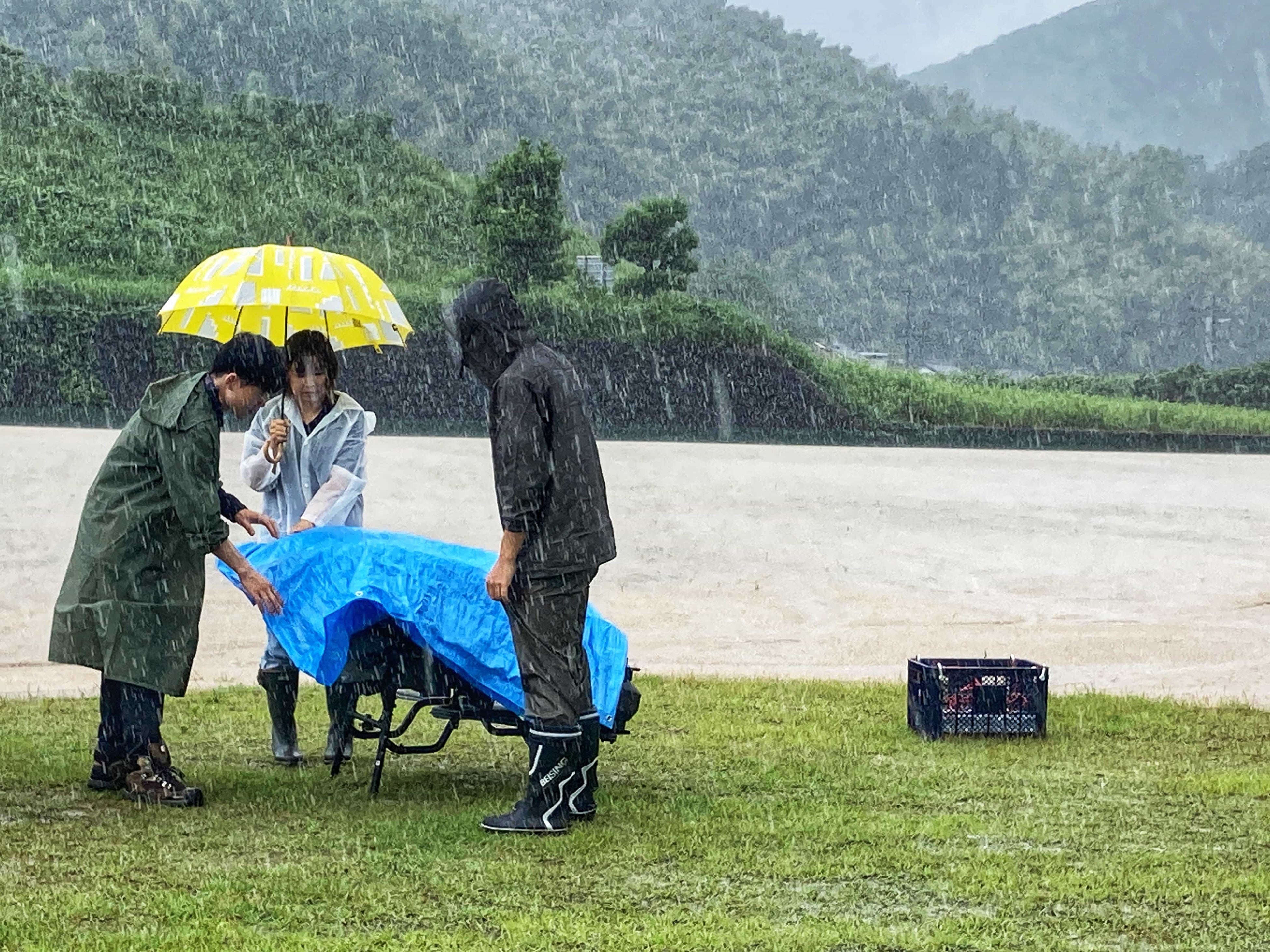 大雨の中、準備するスタッフ