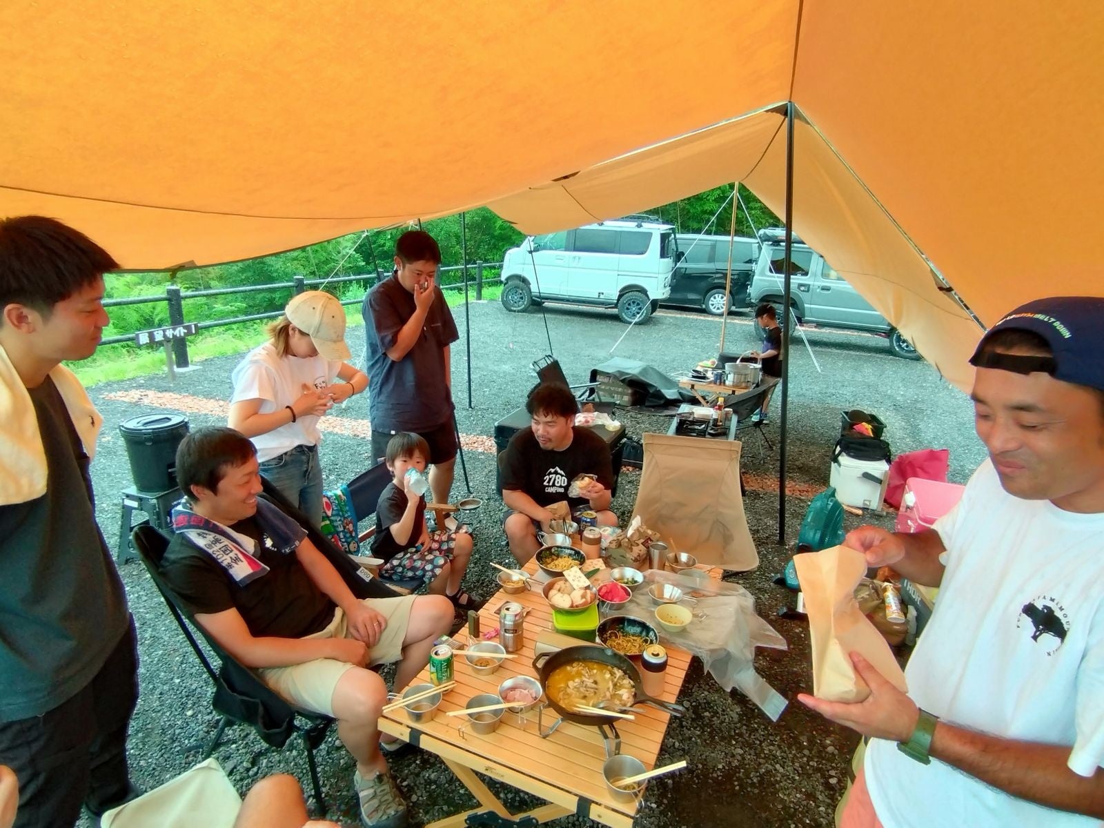 キャンプ場で届いた食料を楽しむ参加者