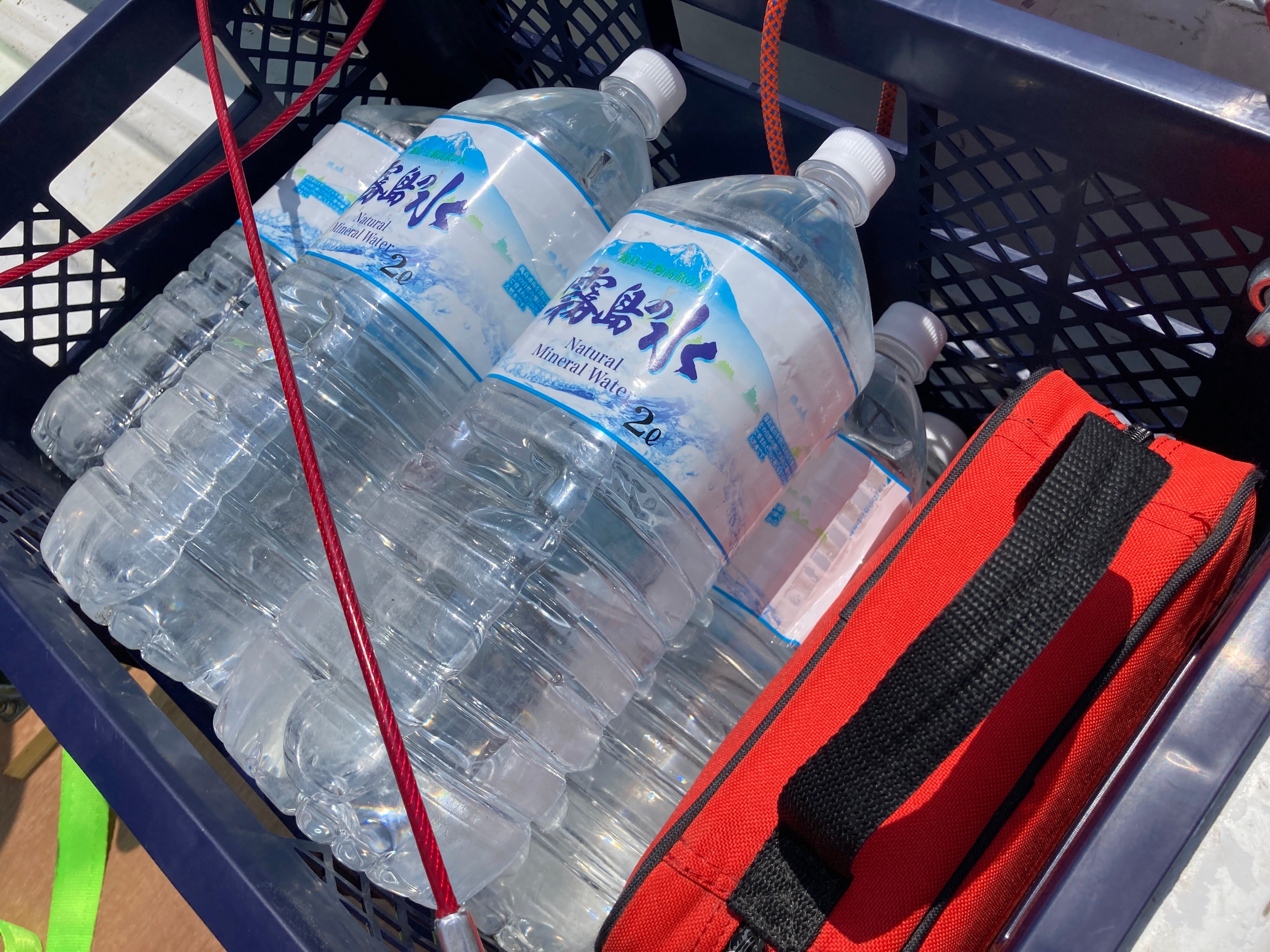 ウィンチで搬送した水とAEDのデモ機