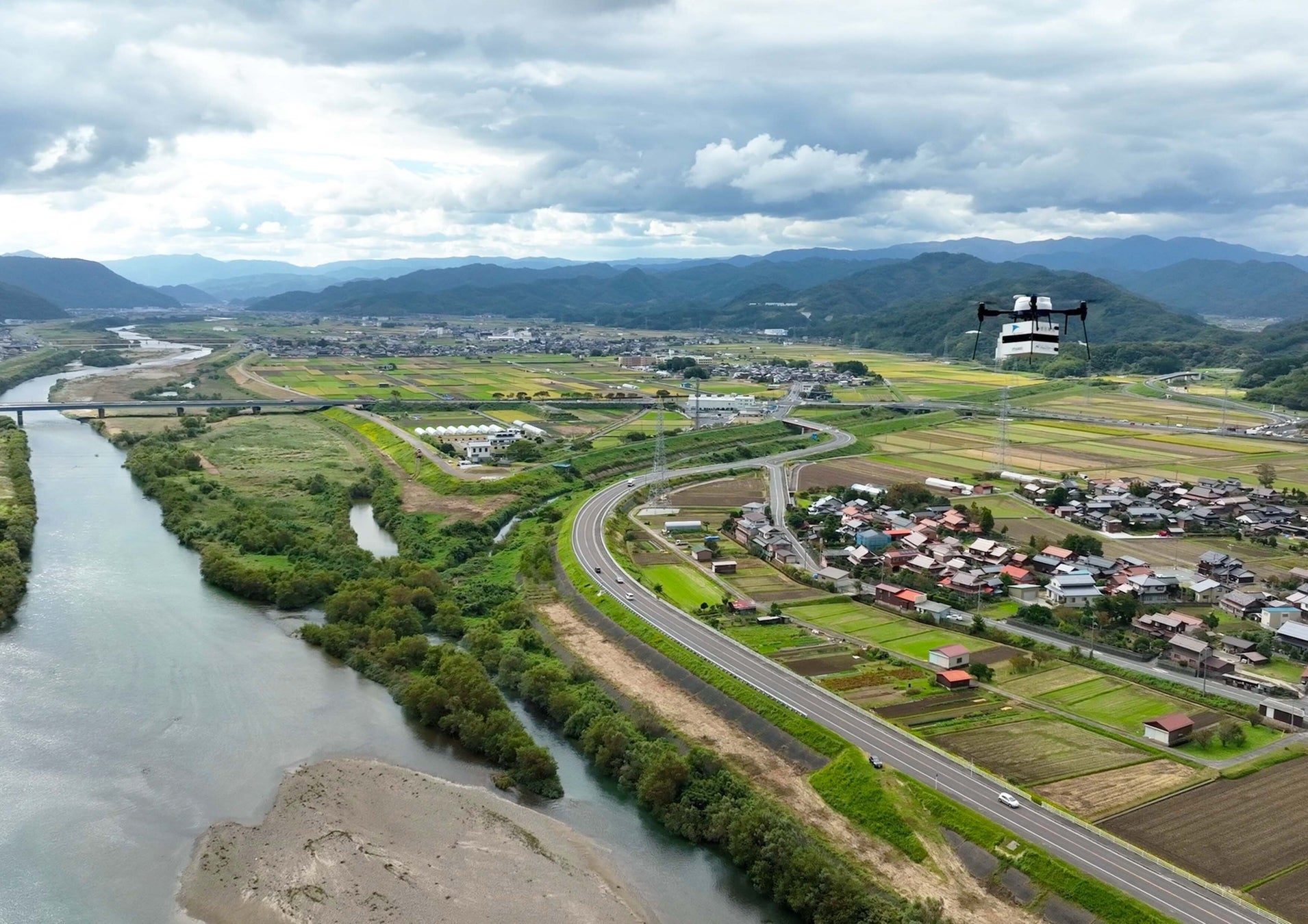 千代川上空飛行するドローン