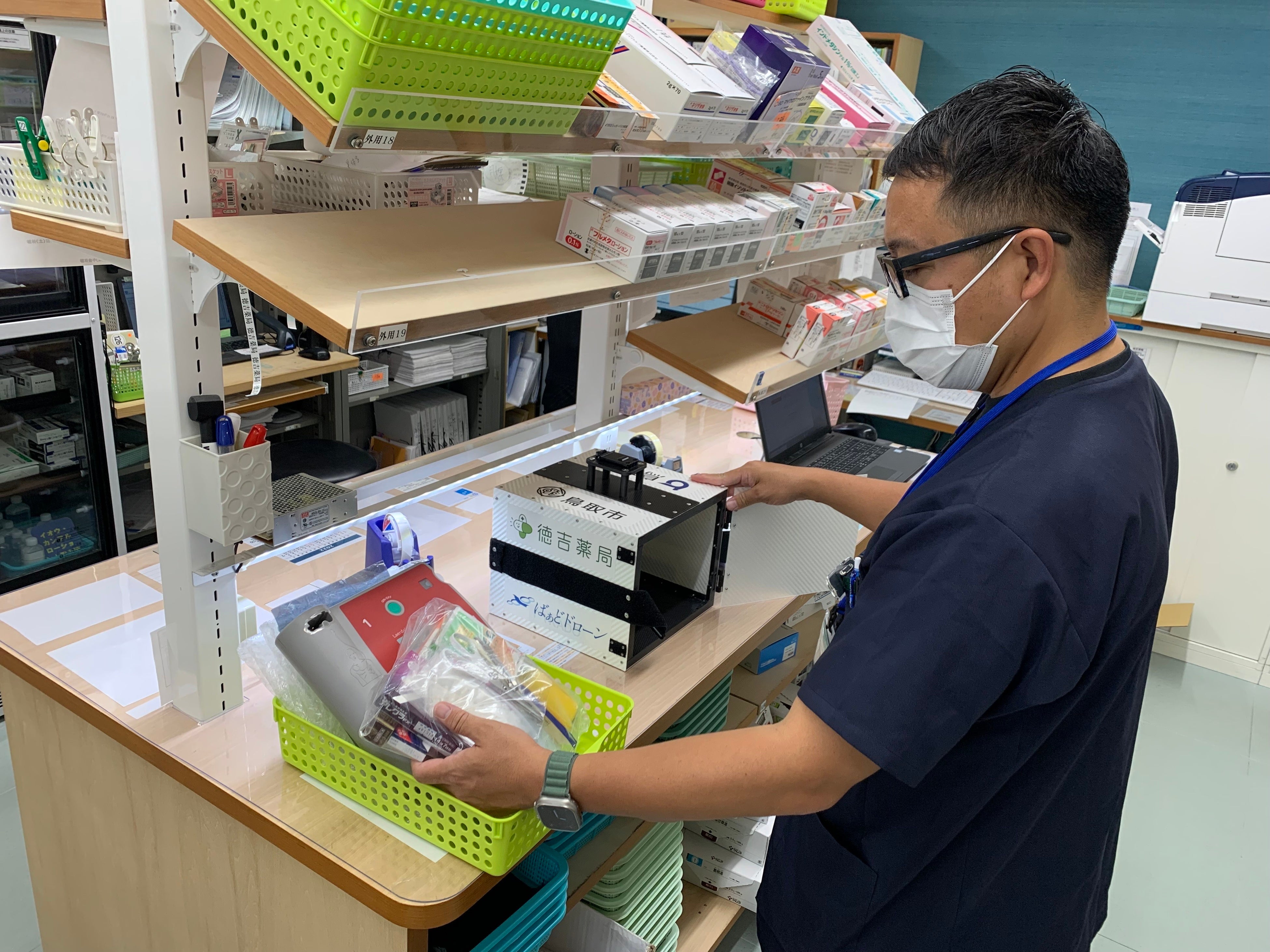 徳吉薬局内における医薬品詰め込みの様子