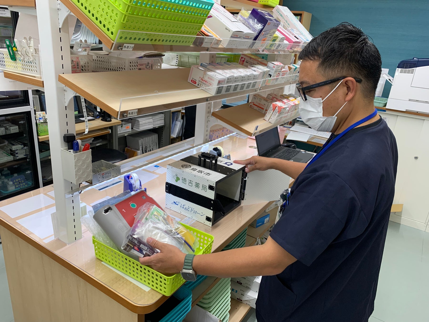 徳吉薬局内における医薬品詰め込みの様子