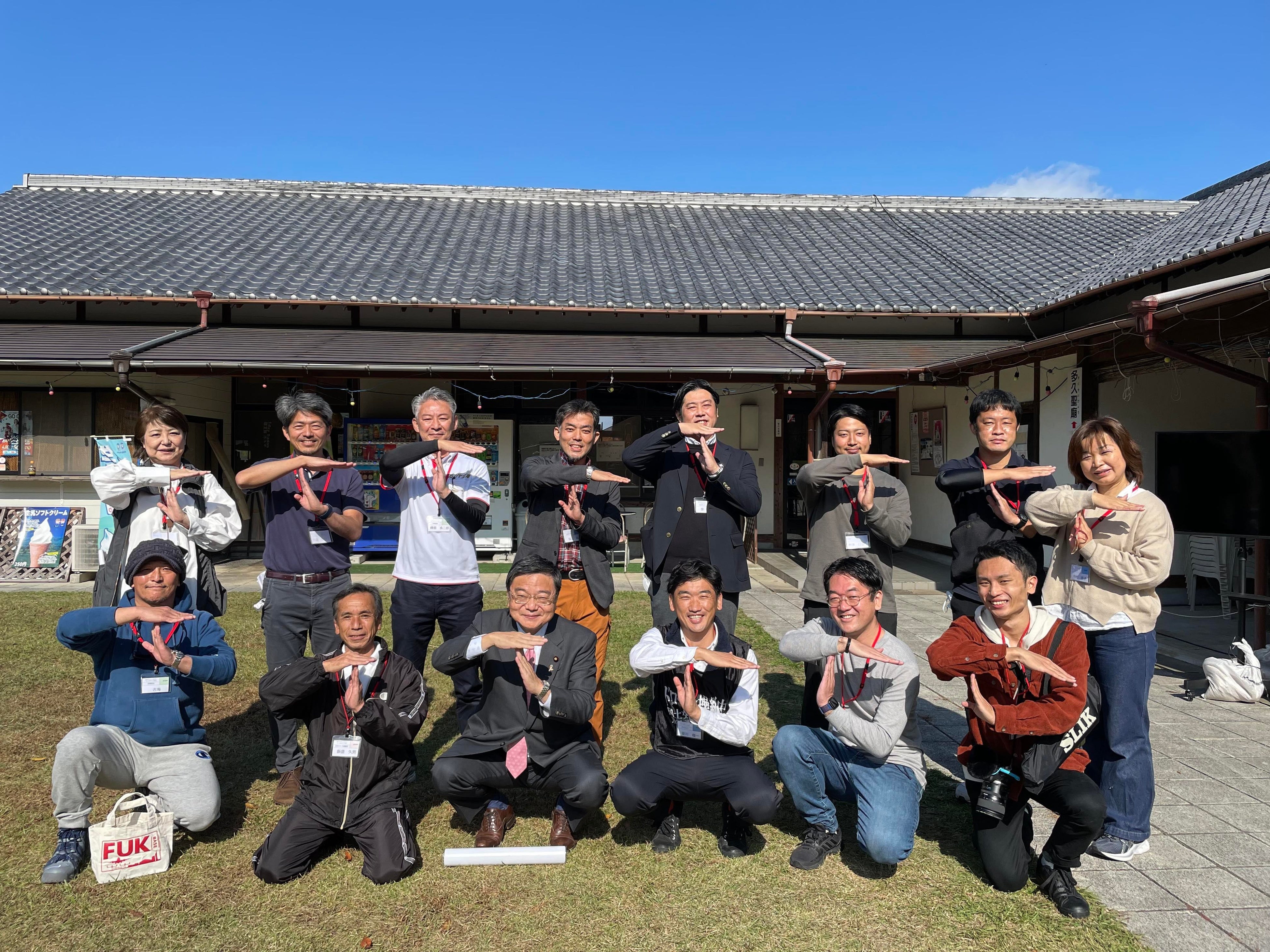 古川議員を囲んだ記念撮影