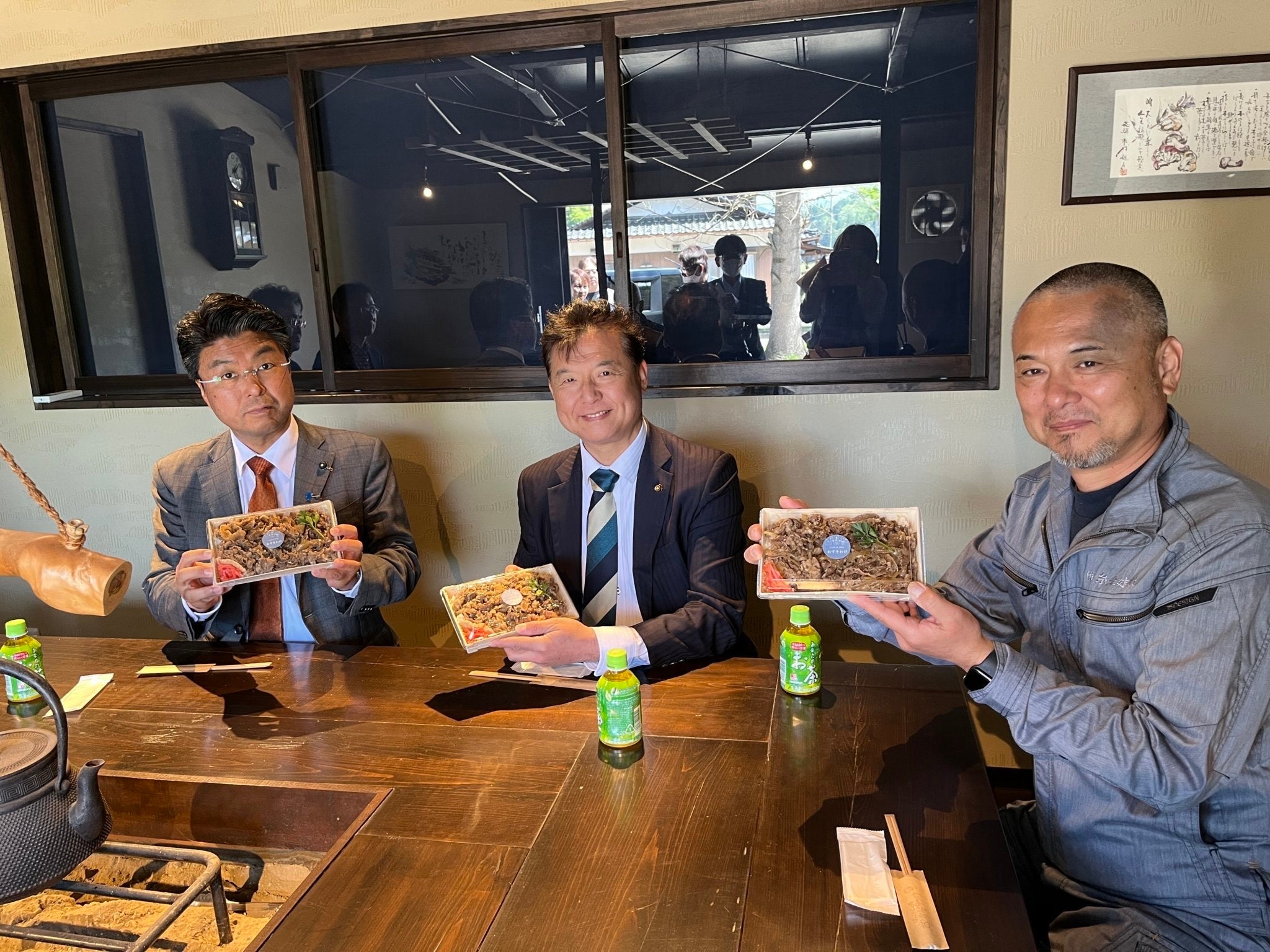 到着した但馬牛弁当を食べる地元議員と糸乗建設社長