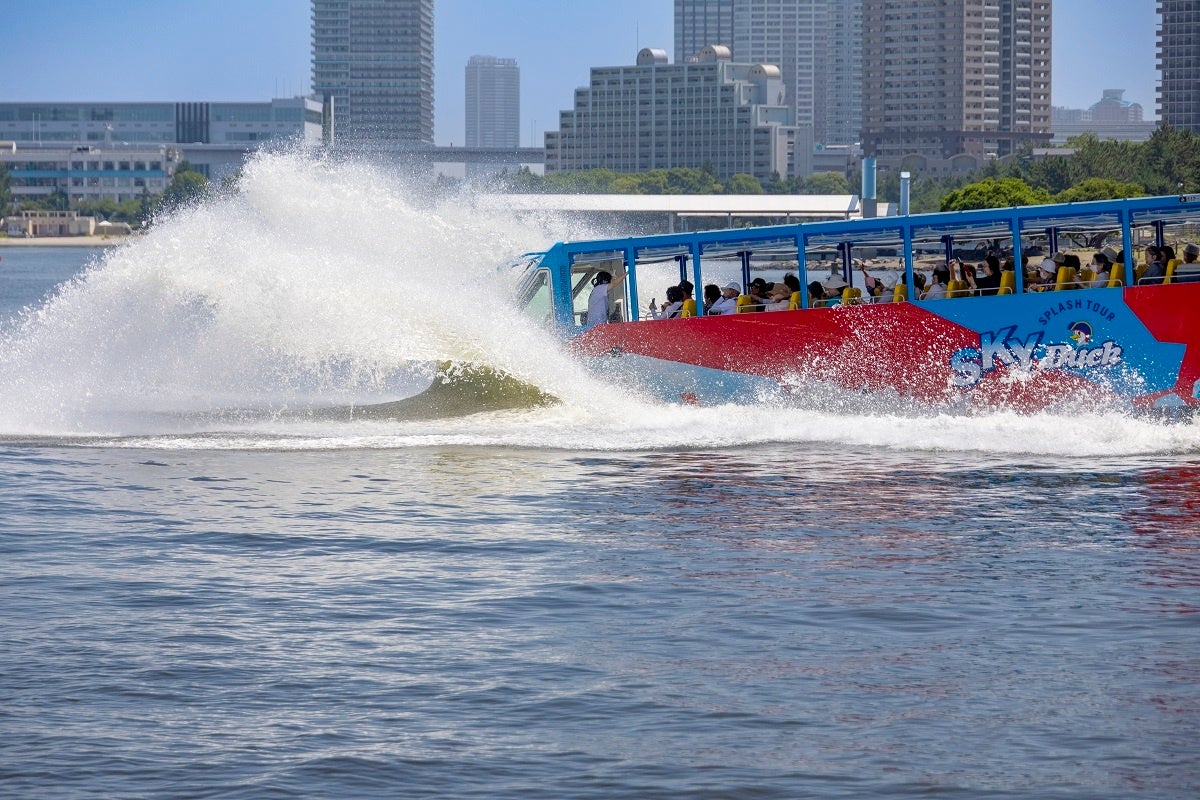 水陸両用バス『スカイダック』の入水は迫力満点