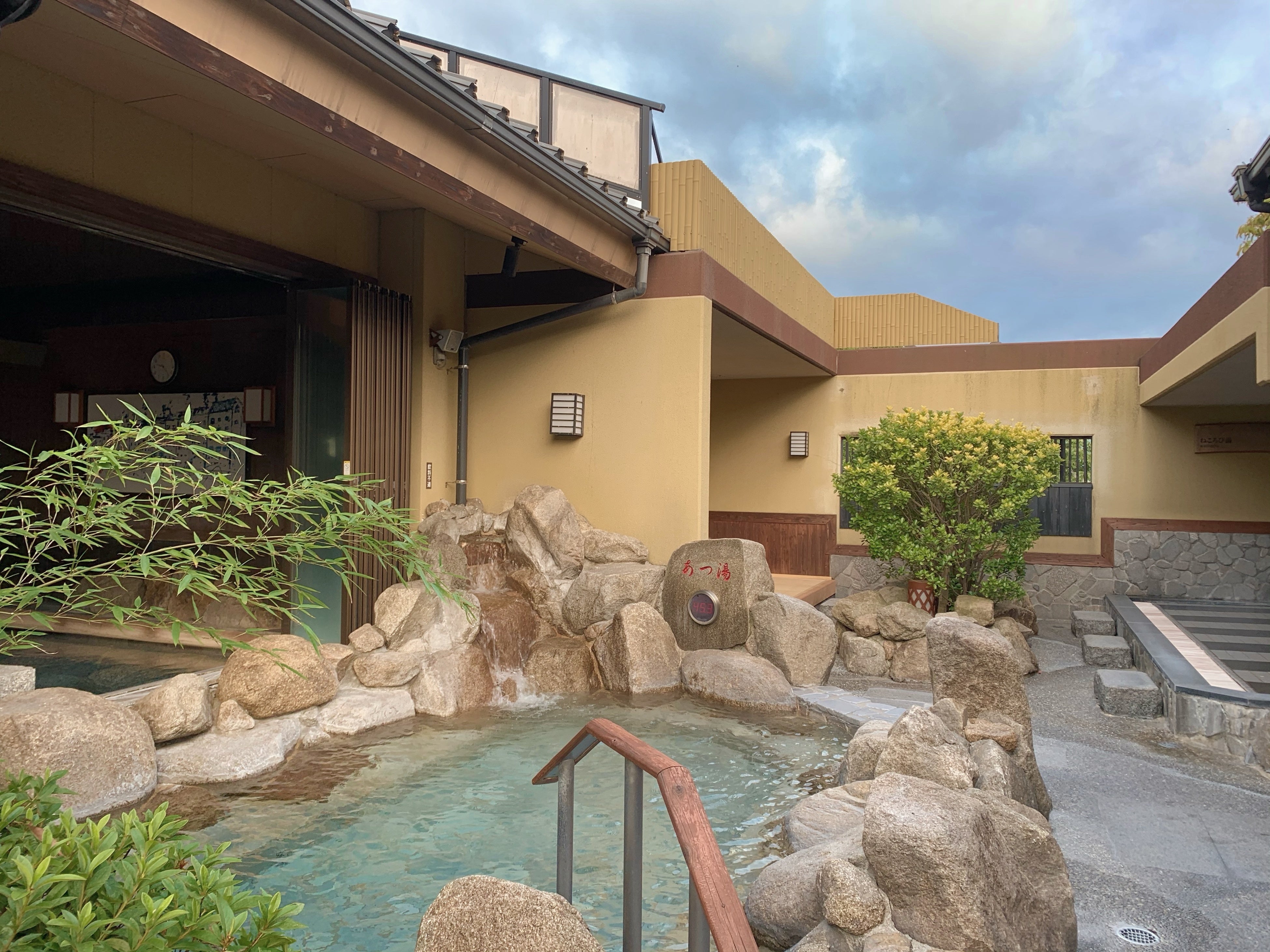 開放的な大浴場で美肌の湯を楽しめる