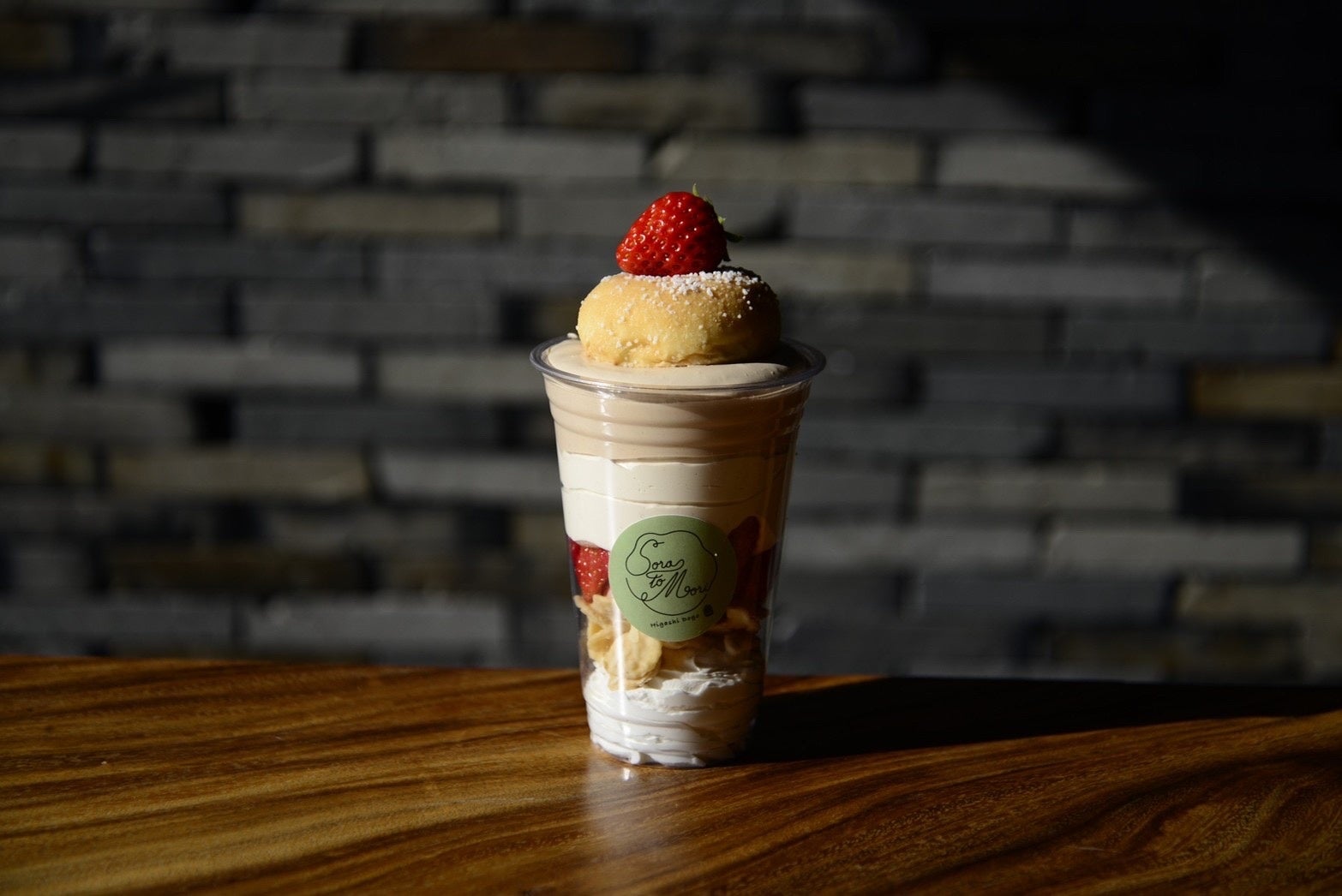 愛媛県産の苺を使用したそらともりパフェ