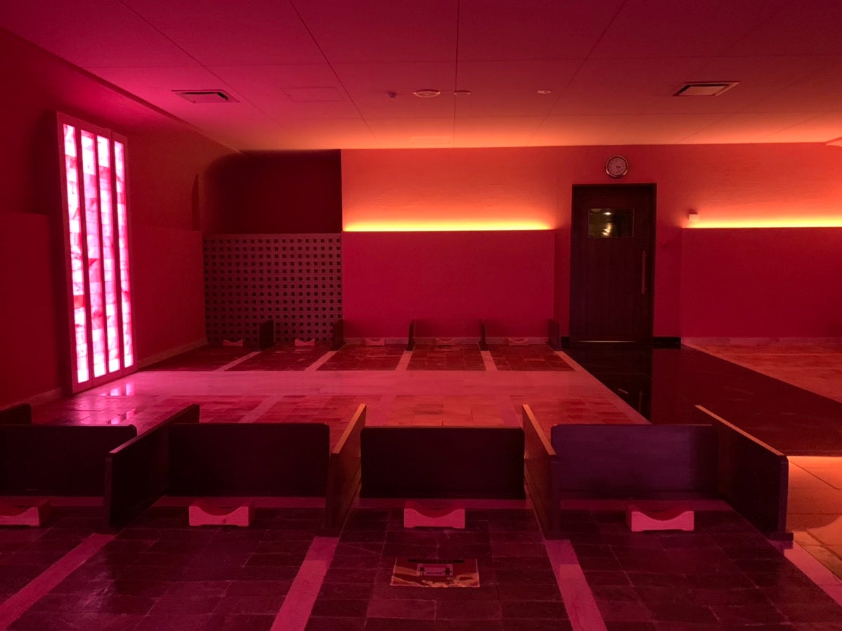 天然のヒマラヤ岩塩を敷き詰めたチムジルバン岩盤浴