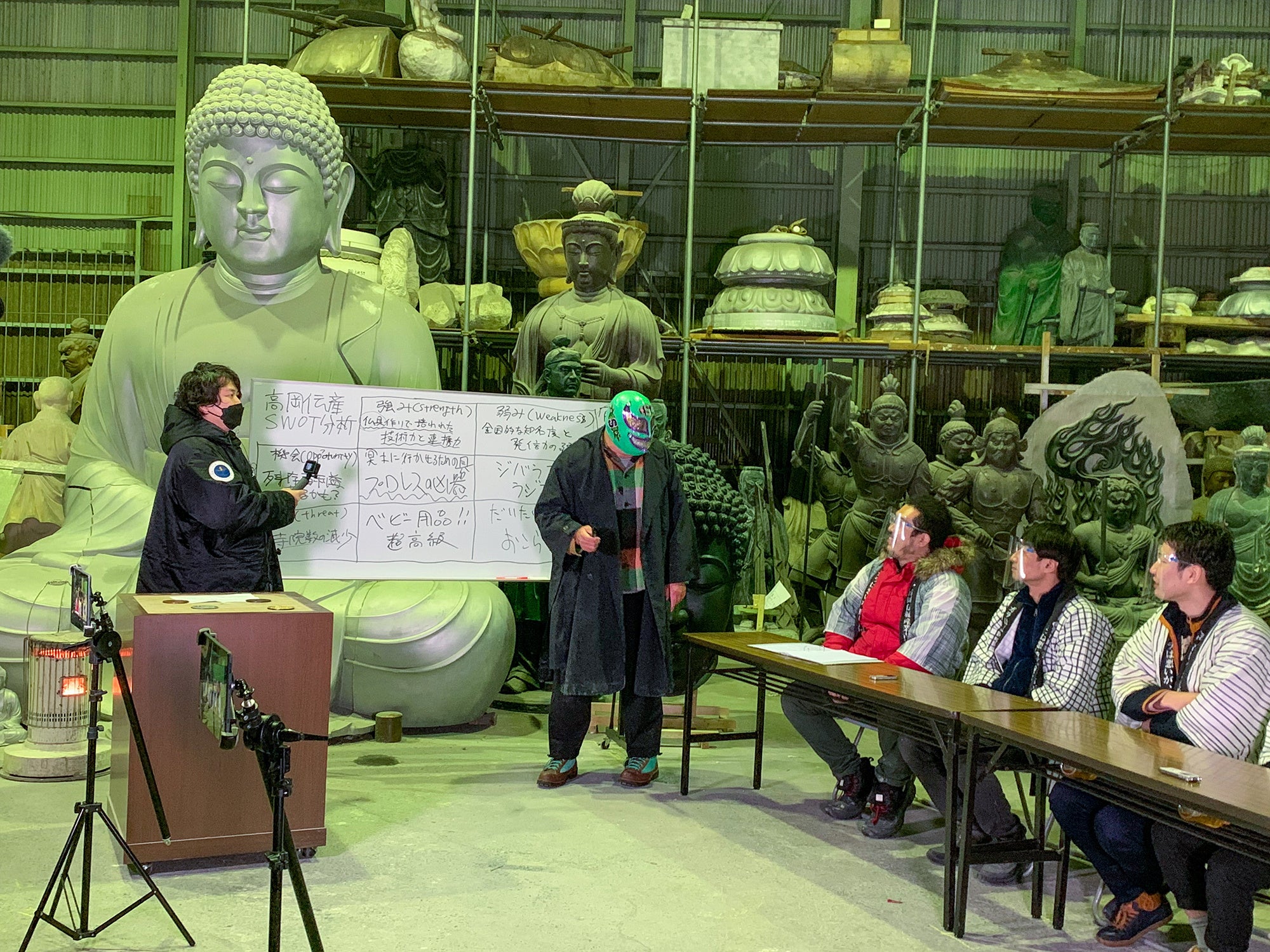 企画・開発会議でのスーパー・ササダンゴ・マシン氏と橋本氏による職人へのプレゼンテーションの様