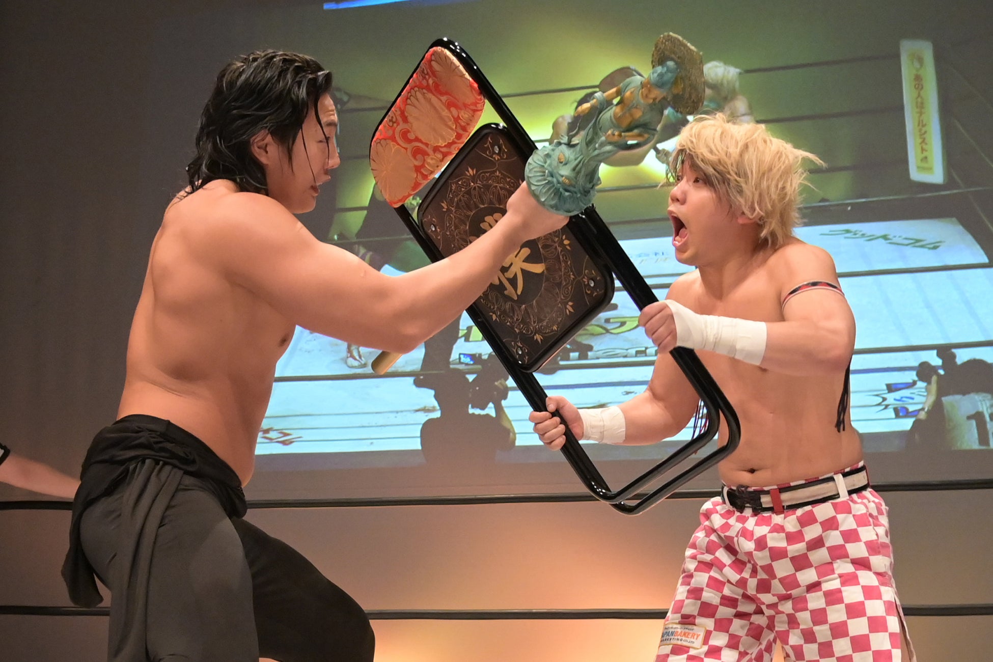 伝統工芸でつくられた仏像とパイプ椅子で戦う竹下選手(左)と勝俣選手(右) ( 写真提供:まっする )