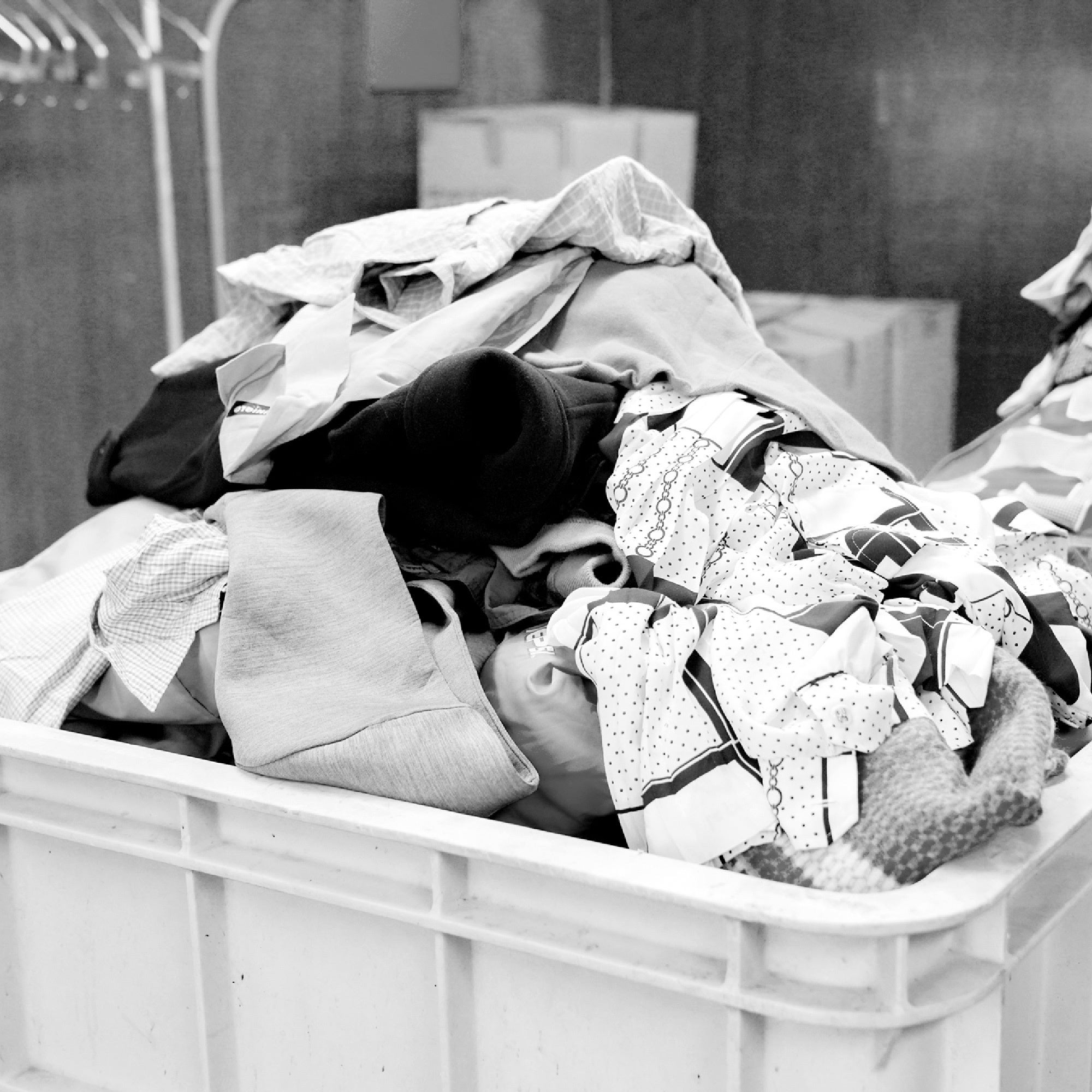 回収された大量の古着