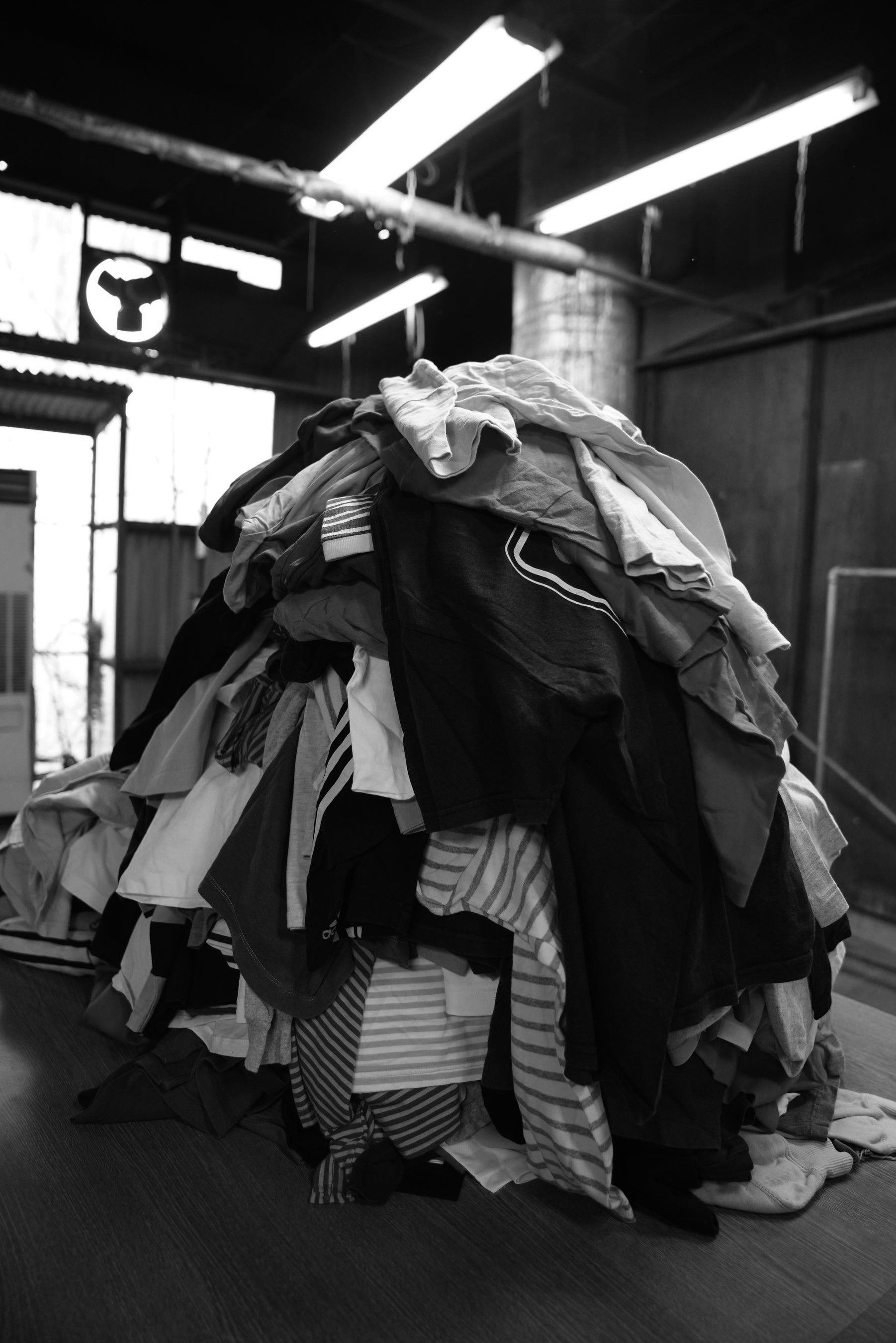 回収された大量の古着