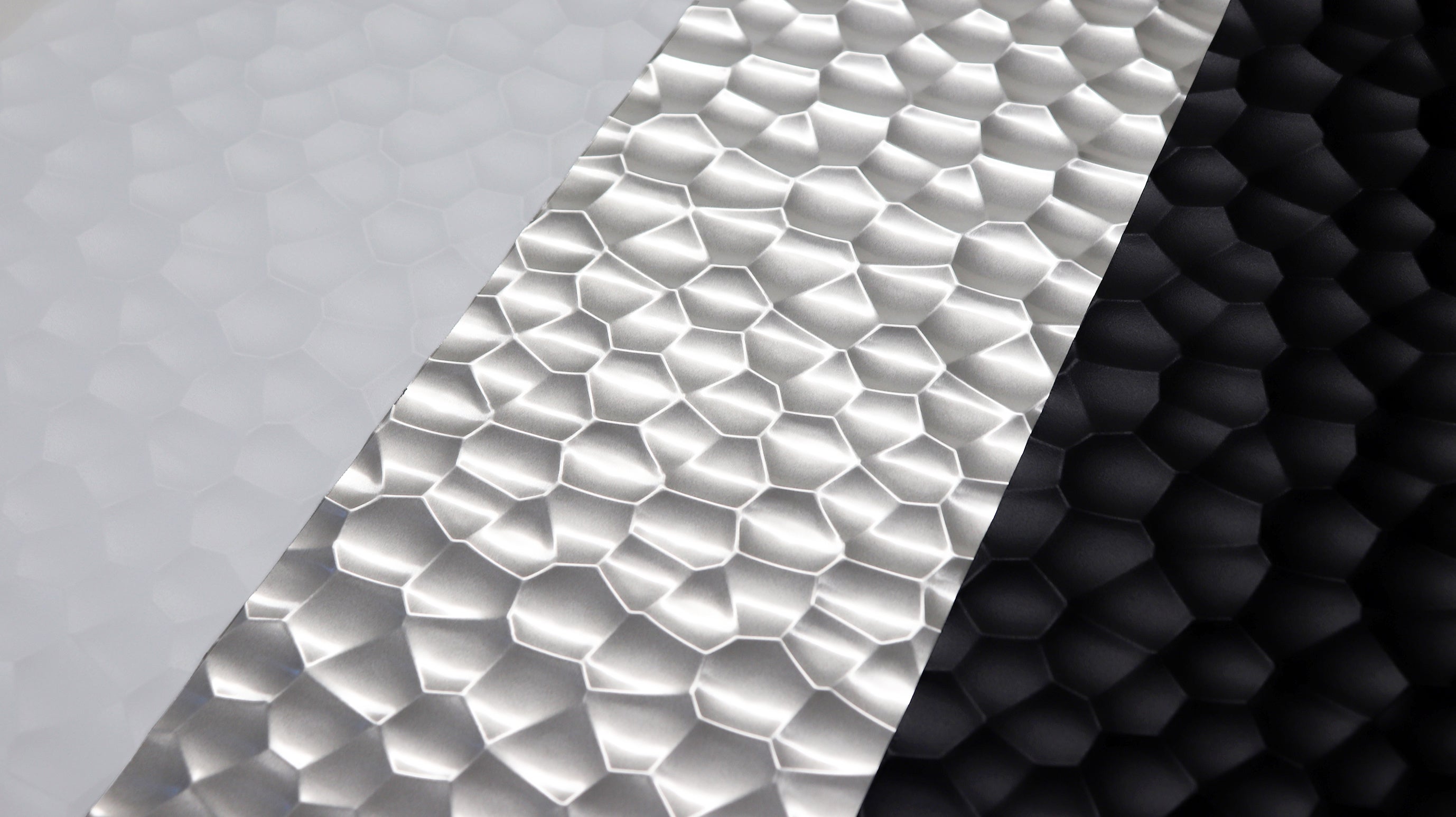 左から　白・塗装なし・黒