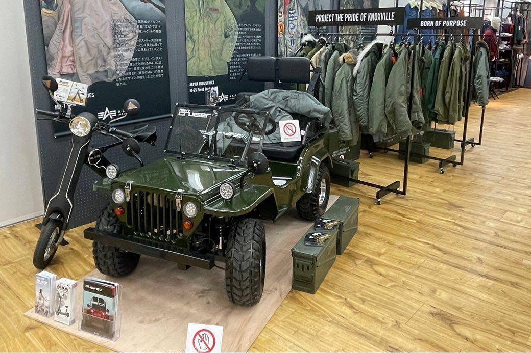 ブレイズスマートEV（左）、ネクストクルーザーEV（右）