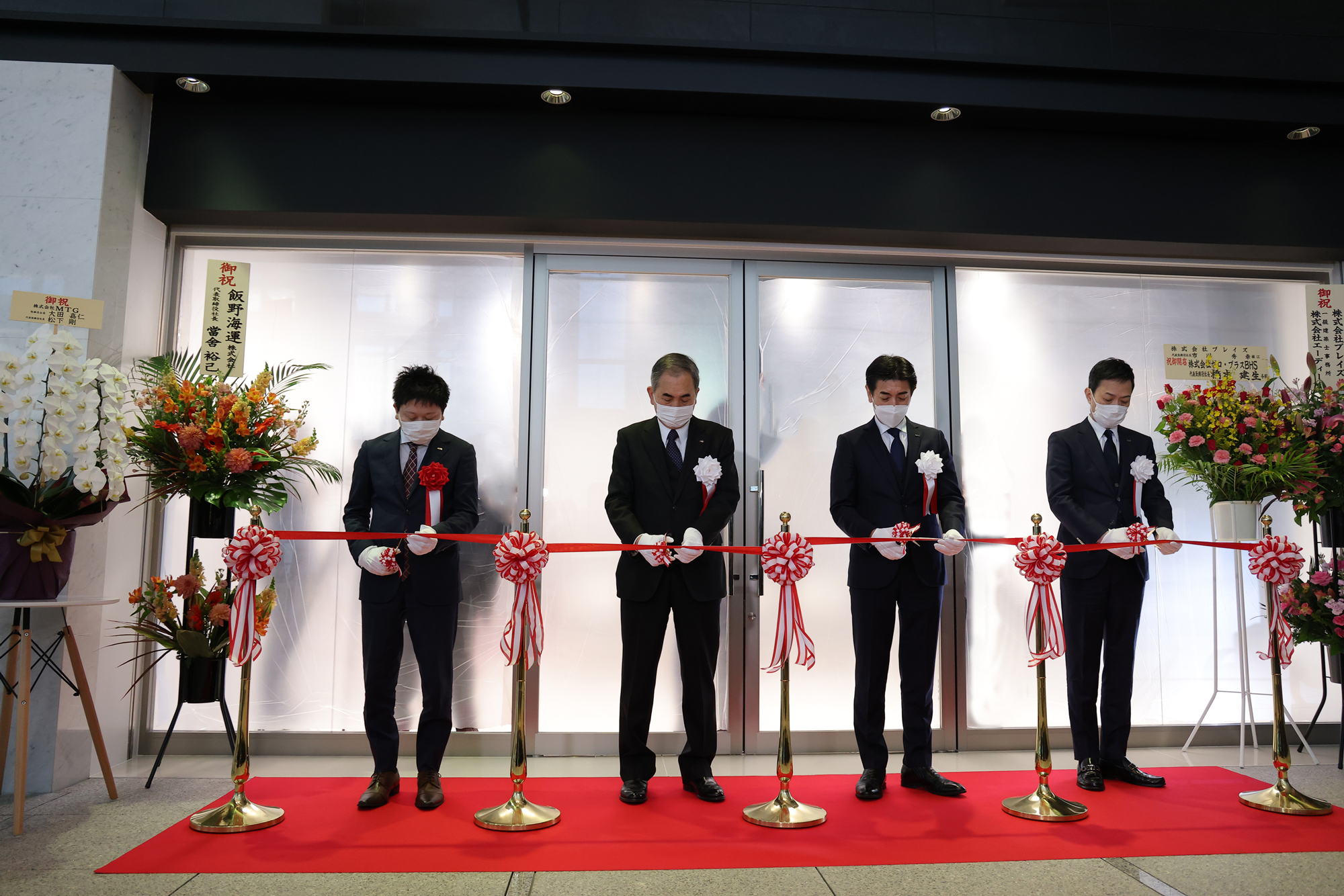 写真左側から 株式会社ブレイズ 代表取締役社長 市川秀幸  株式会社MTG 取締役会長 大田嘉仁  株式会社MTG 代表取締役社長 松下剛  株式会社MTG 取締役 井上祐介