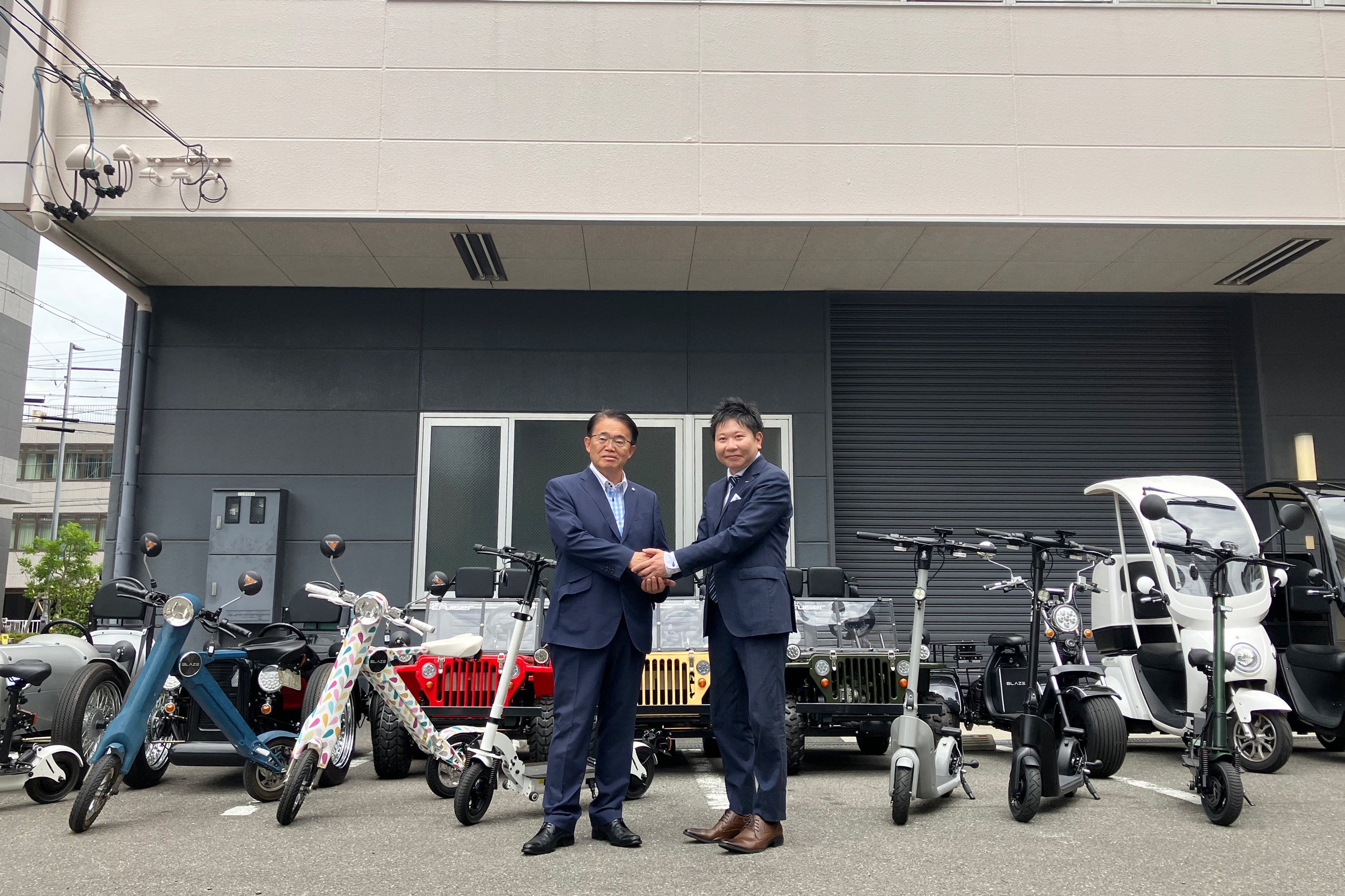 写真左側から愛知県知事 大村秀章様  株式会社ブレイズ 代表取締役社長 市川秀幸