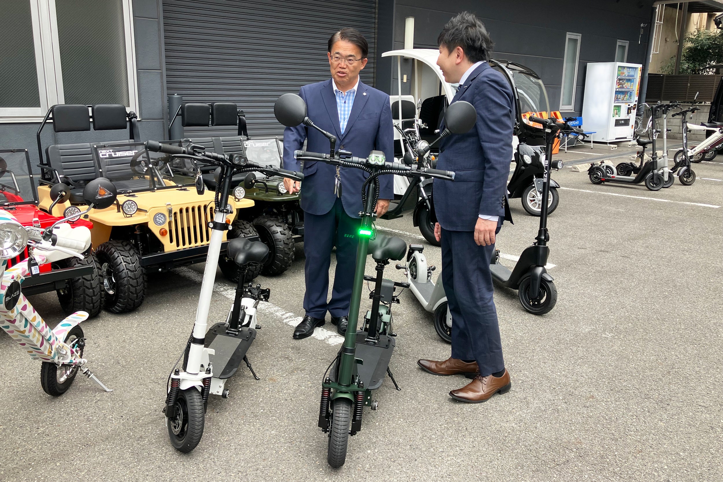 写真左側から愛知県知事 大村秀章様 株式会社ブレイズ 代表取締役社長 市川秀幸