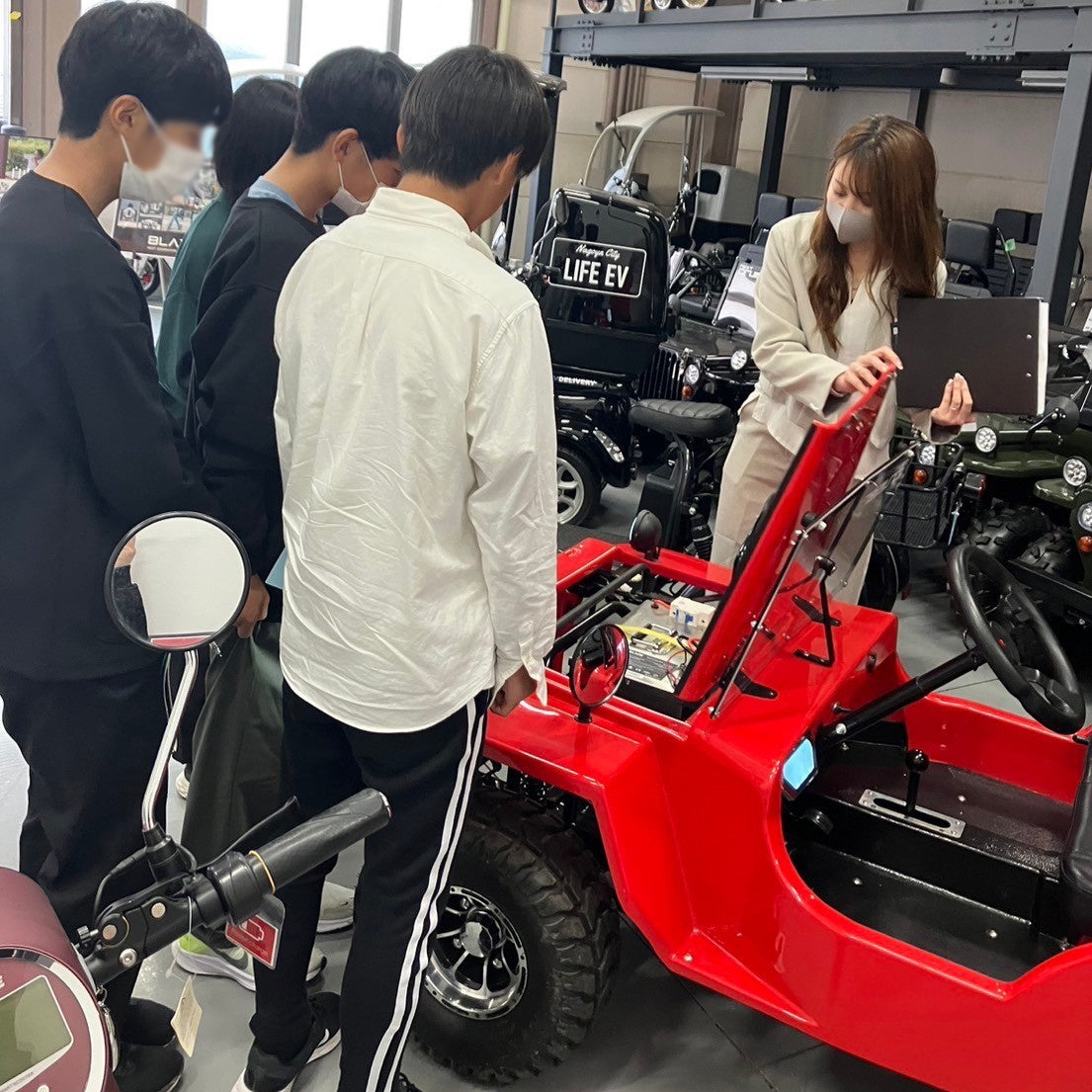 車両見学の様子
