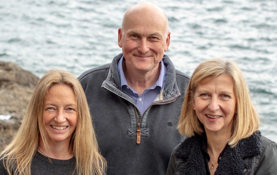 (左から)リンデキュー教授、トンプソン教授、ギャロウェイ教授