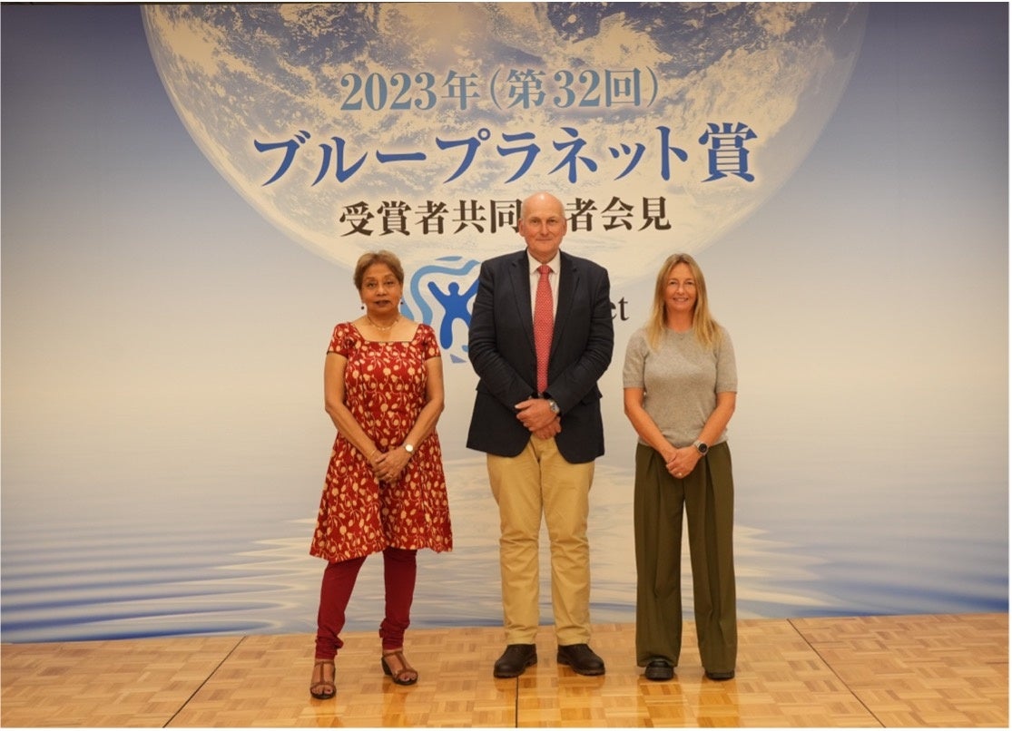 ブループラネット賞を受賞した（左から）デバラティ・グハ＝サピール教授、リチャード・トンプソン教授、ペネロープ・リンデキュー教授