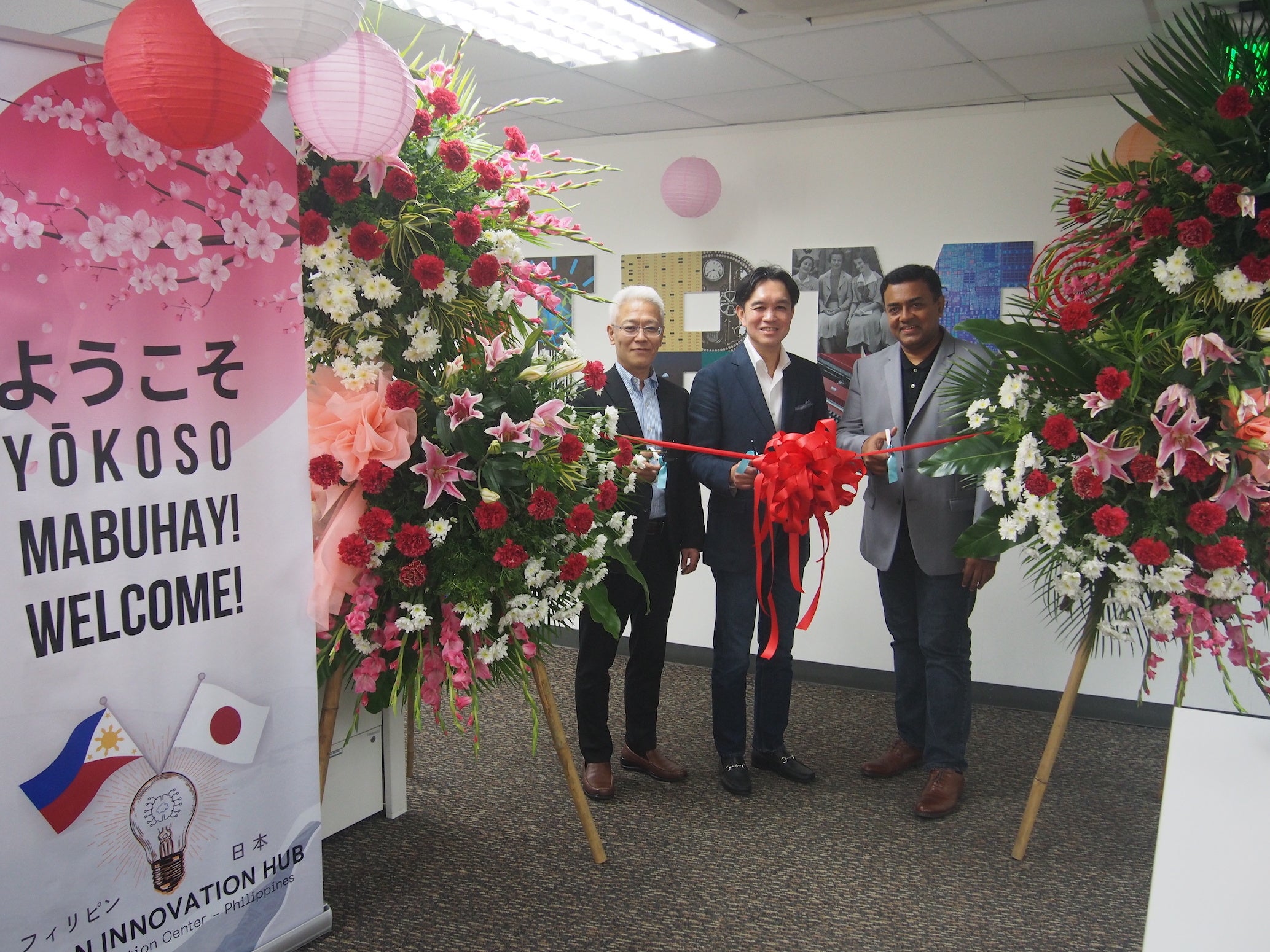 開設式 (左から、日本IBM シニア・パートナー  濱田 弘之、日本IBM取締役副社長執行役員 IBMコンサルティング事業本部長 加藤洋、フィリピンCICリーダー サンジブ・グプタ) 