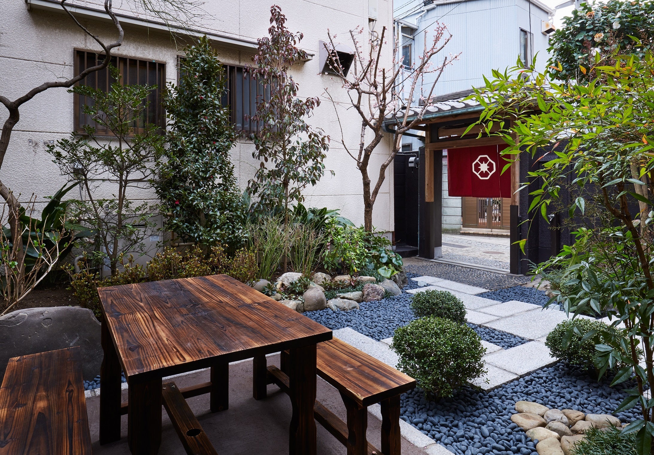 神楽坂レトロなBARとホテル　中庭