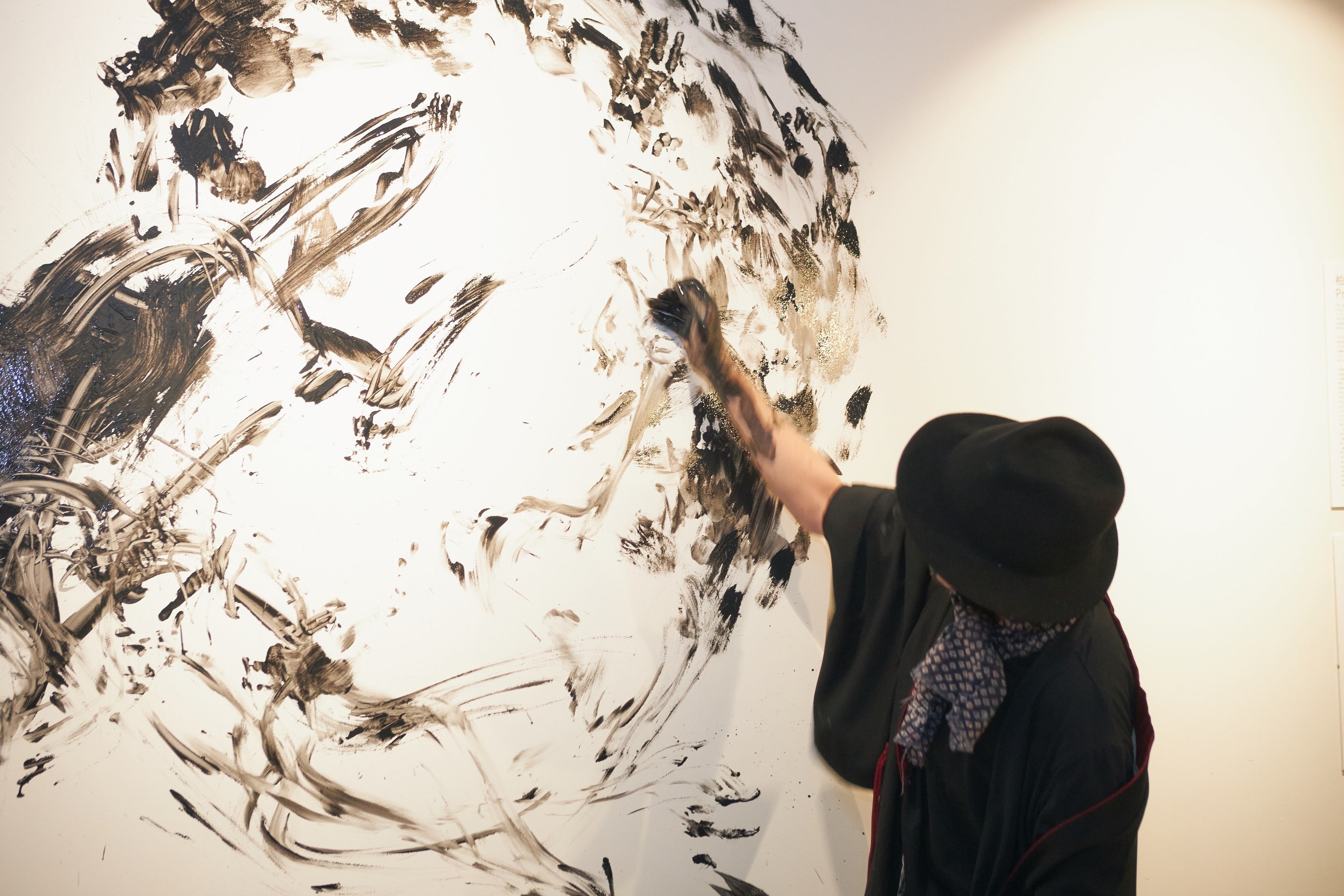 全身を使いアートを描く柏原氏